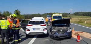 Vážná nehoda u Ostrova u Stříbra. Dvě auta se srazila, na místě jsou zraněné děti Vážná nehoda u Ostrova u Stříbra. Dvě auta se srazila, na místě jsou zraněné děti