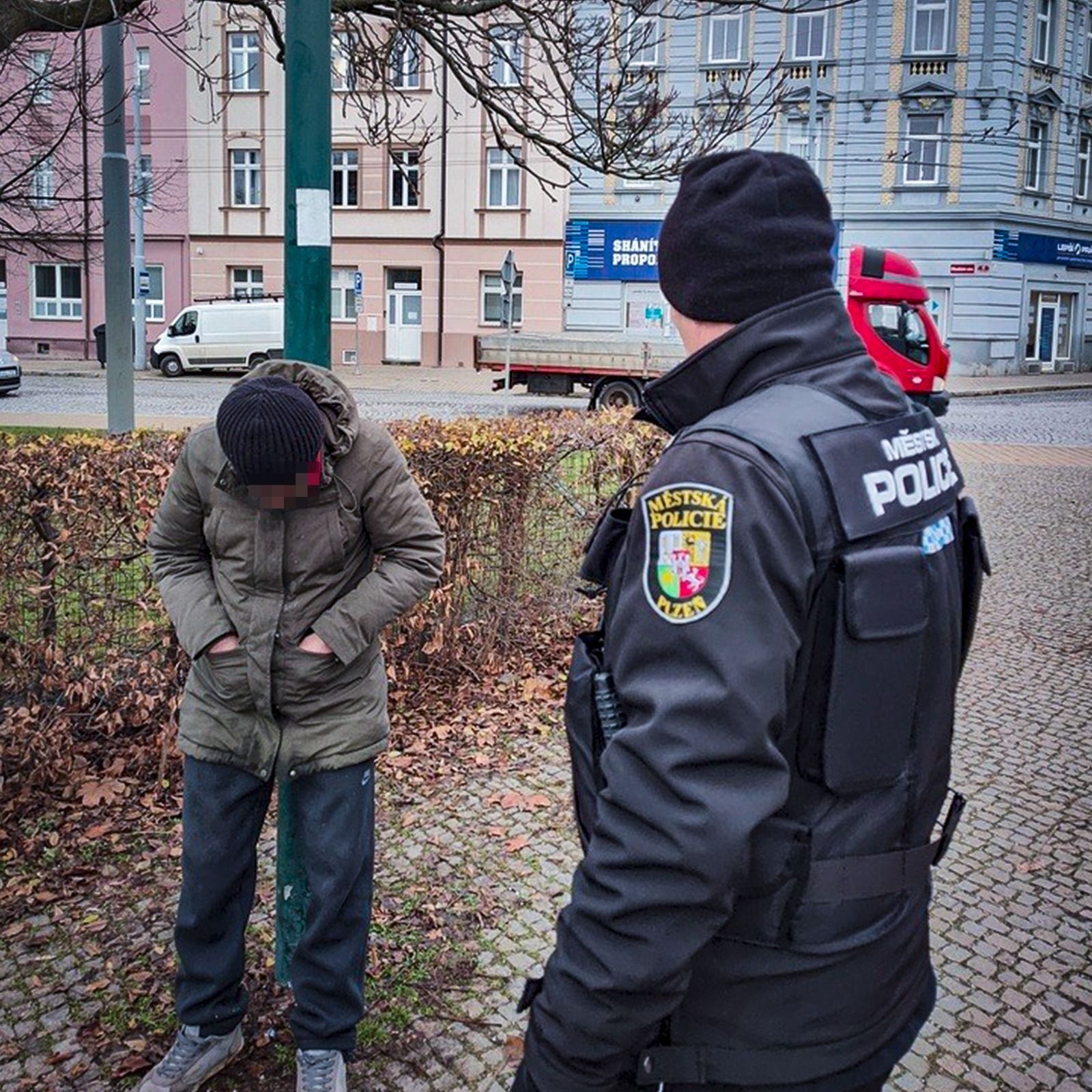 Opilý muž s rozseknutým rtem poškozoval zastávku MHD v Plzni