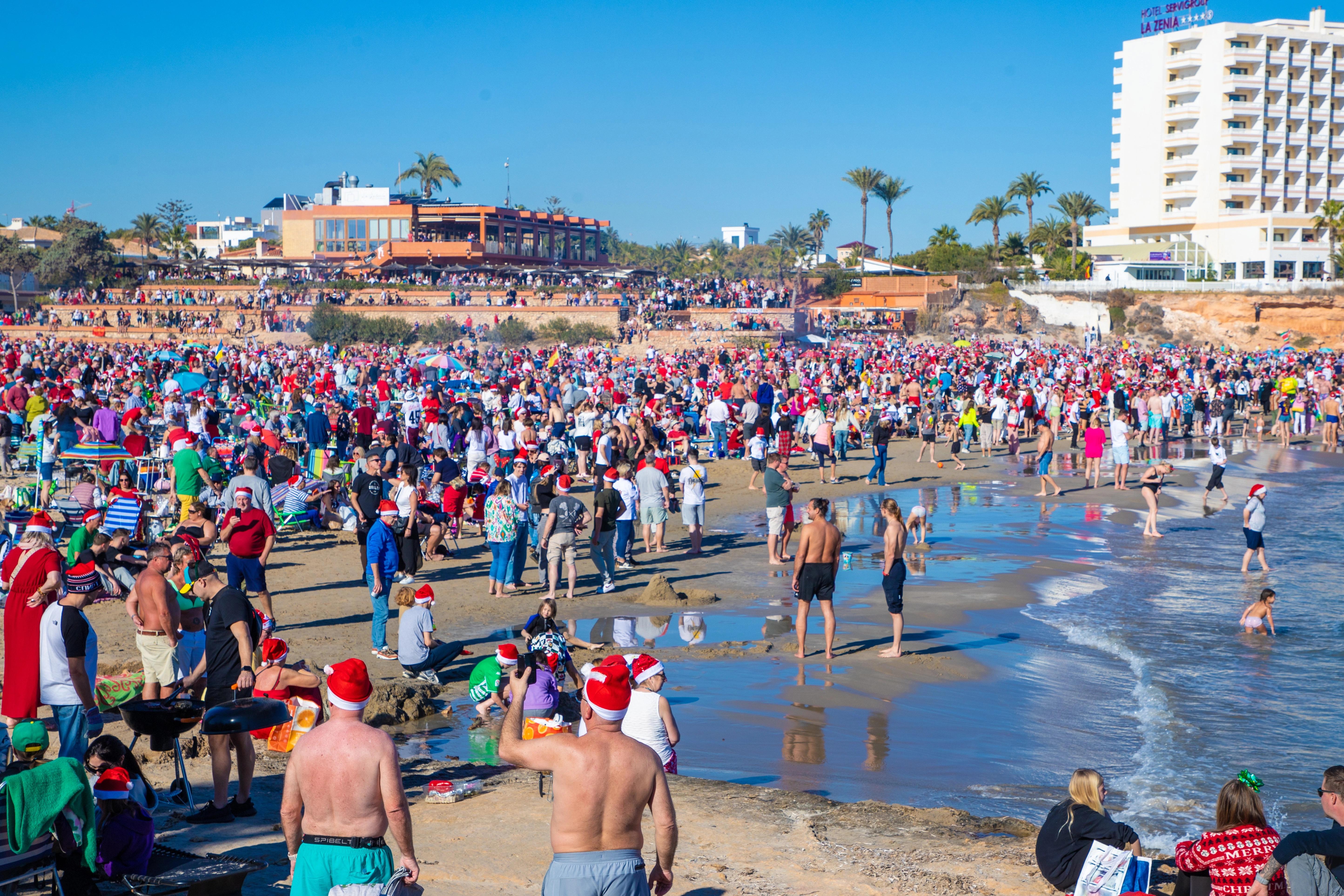 Turisté jsou v naprostém šoku. V oblíbené destinaci jim nad hlavou létala několik minut stíhačka