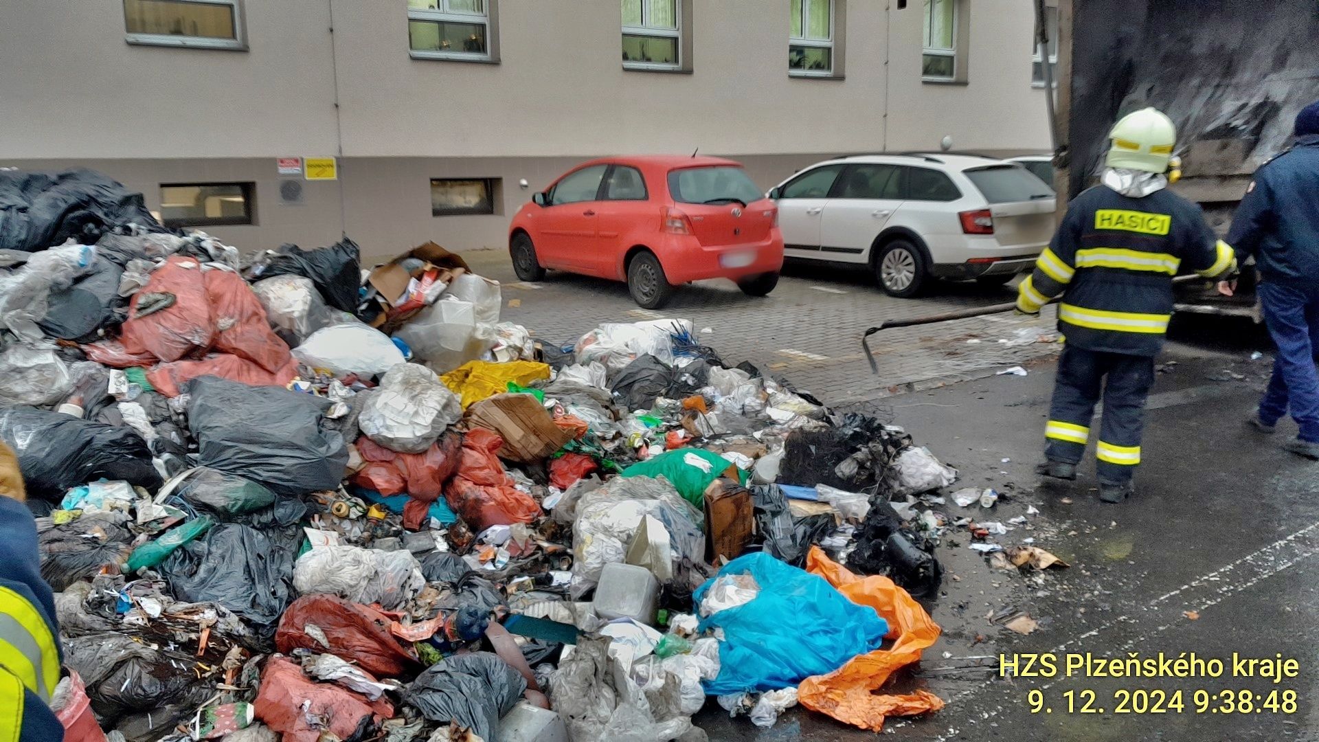 Na Klatovsku hořel popelářský vůz.