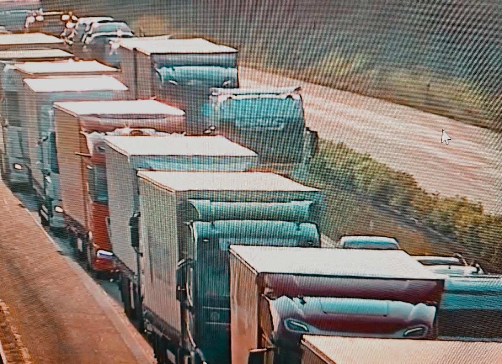  Na D8 se tvoří dlouhé kolony.