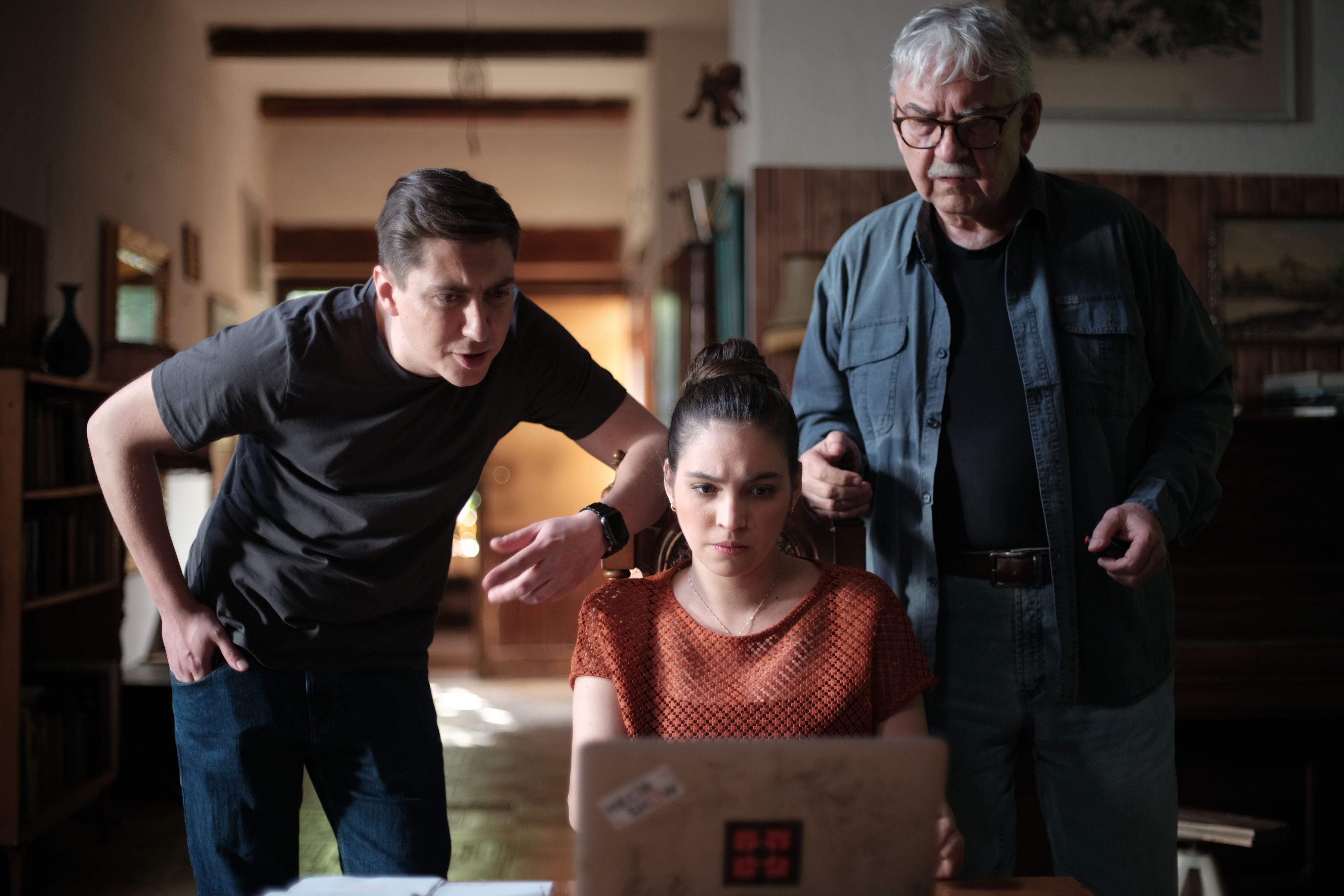 Miroslav Donutil se svou rodinou v seriálu Záhadné případy.