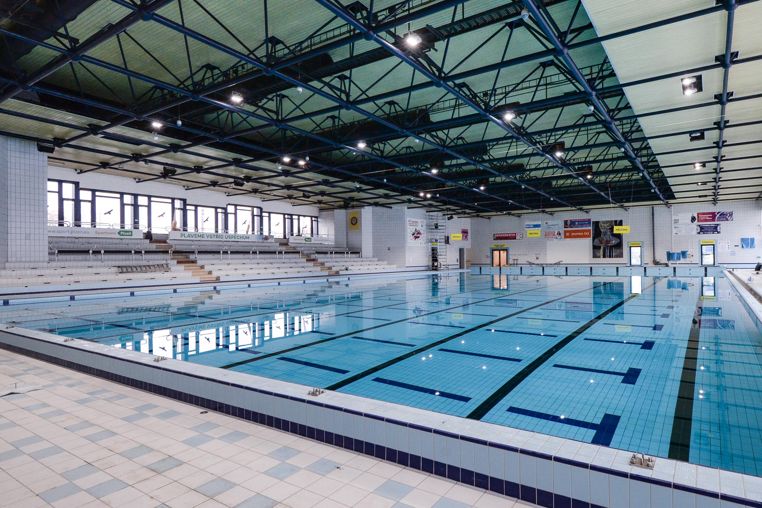 Bazén na Slovanech se otevře veřejnosti.