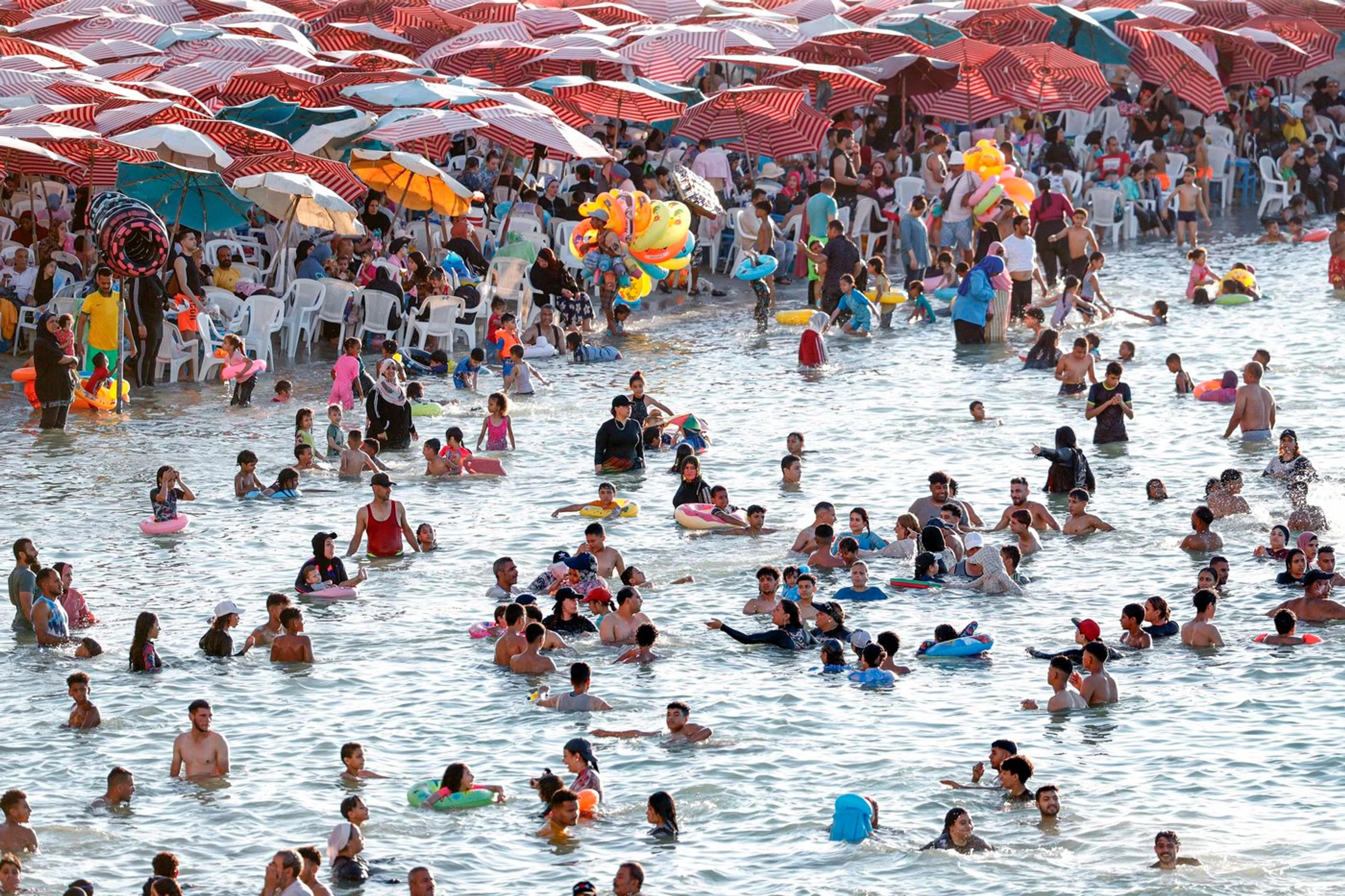 Dovolená snů nebo noční můra? Egyptské pobřeží zahltily davy, turista neprojde