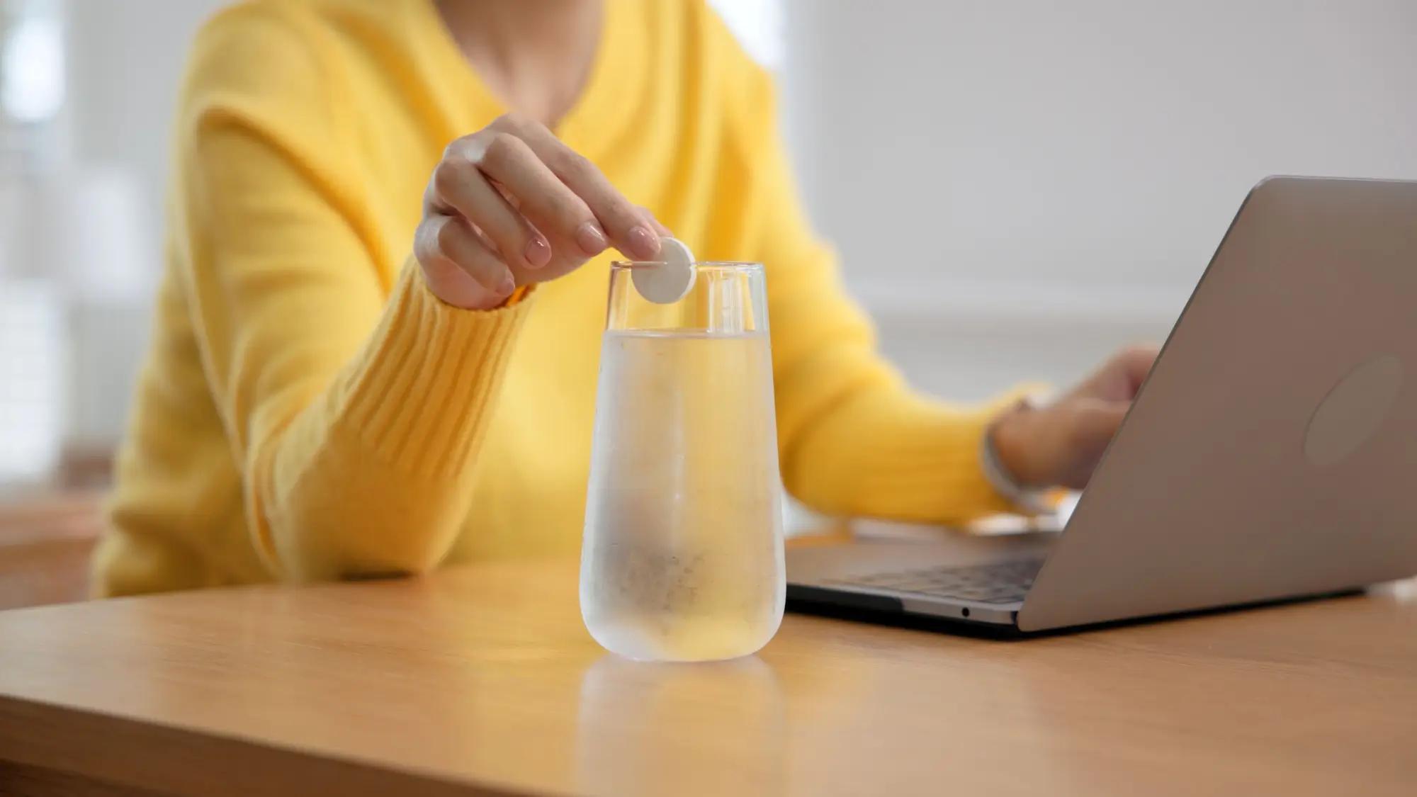 Zahoďte tablety a dejte si raději šípkový čaj. 