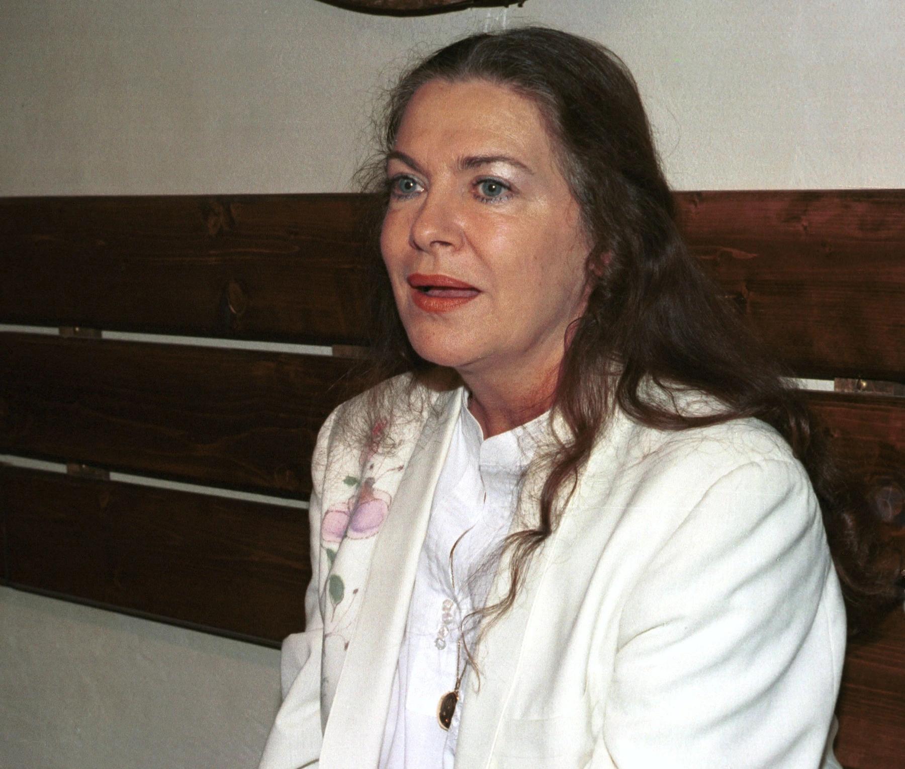 Dcera známé herečky ovládá sektu tvrdou rukou a psychickým terorem