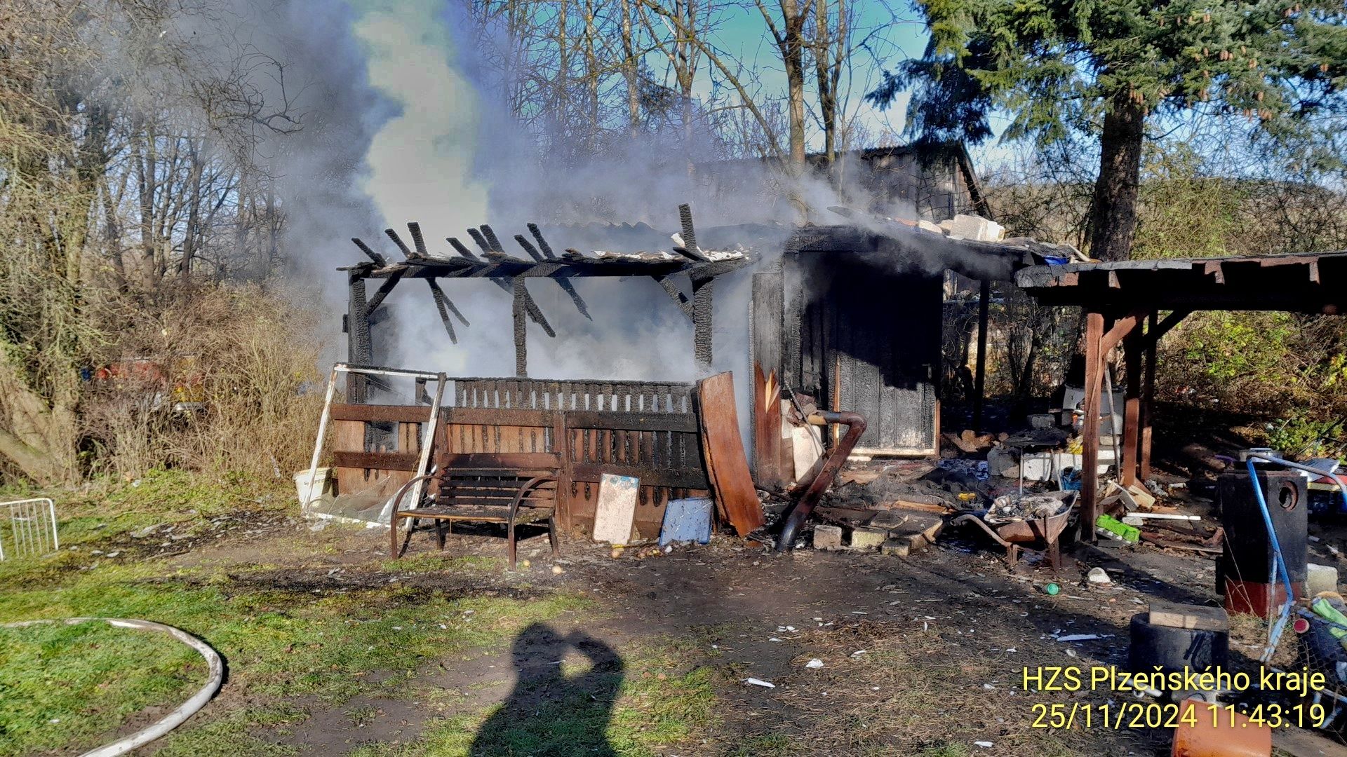Požár chaty ve Starém Plzenci.