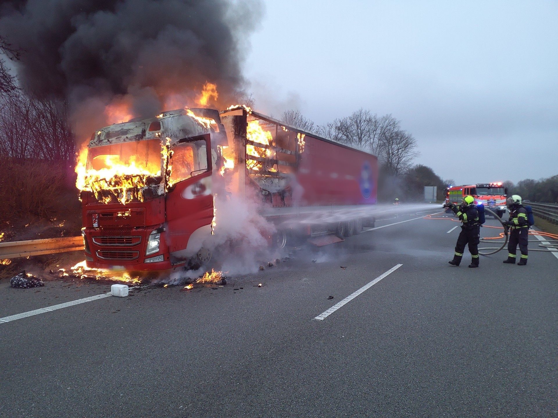 Na dálnici D1 je omezený provoz. Hoří tam kamion