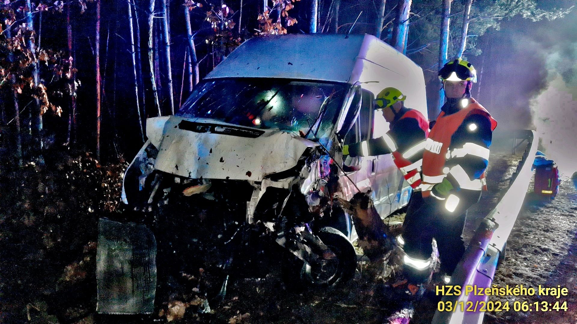 U Záluží na Plzeňsku narazila dodávka do stromu