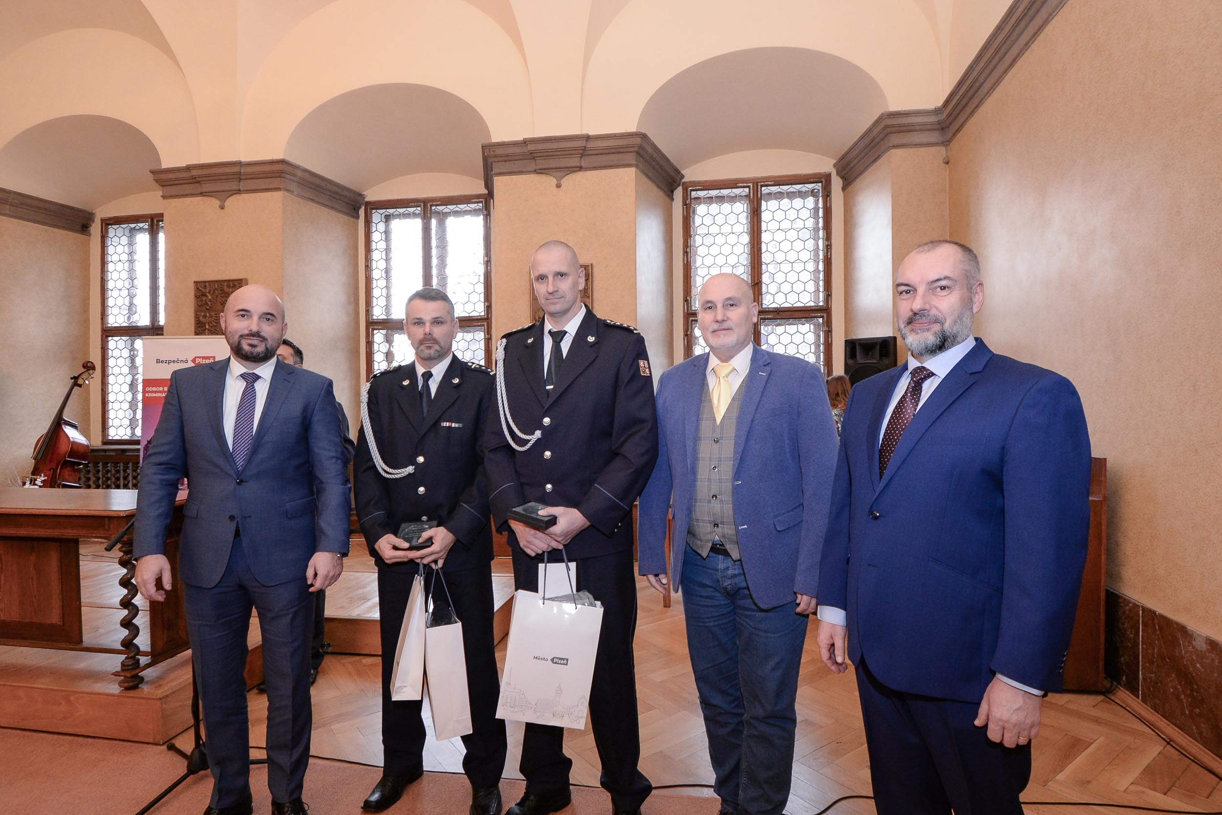 Hrdinové Plzně jsou oceněni.