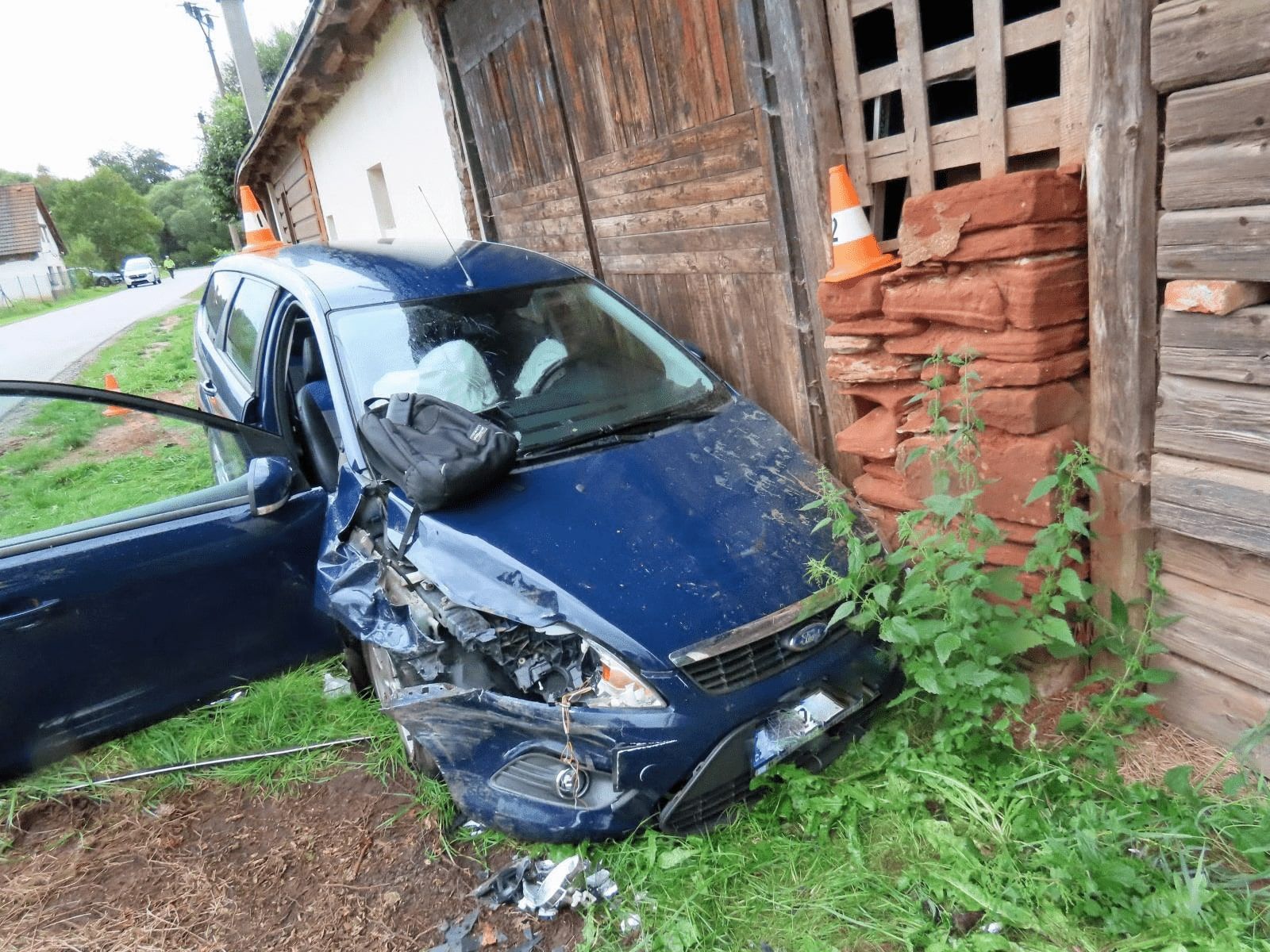 Tragická nehoda na Trutnovsku: Senior narazil do domu a na místě zemřel