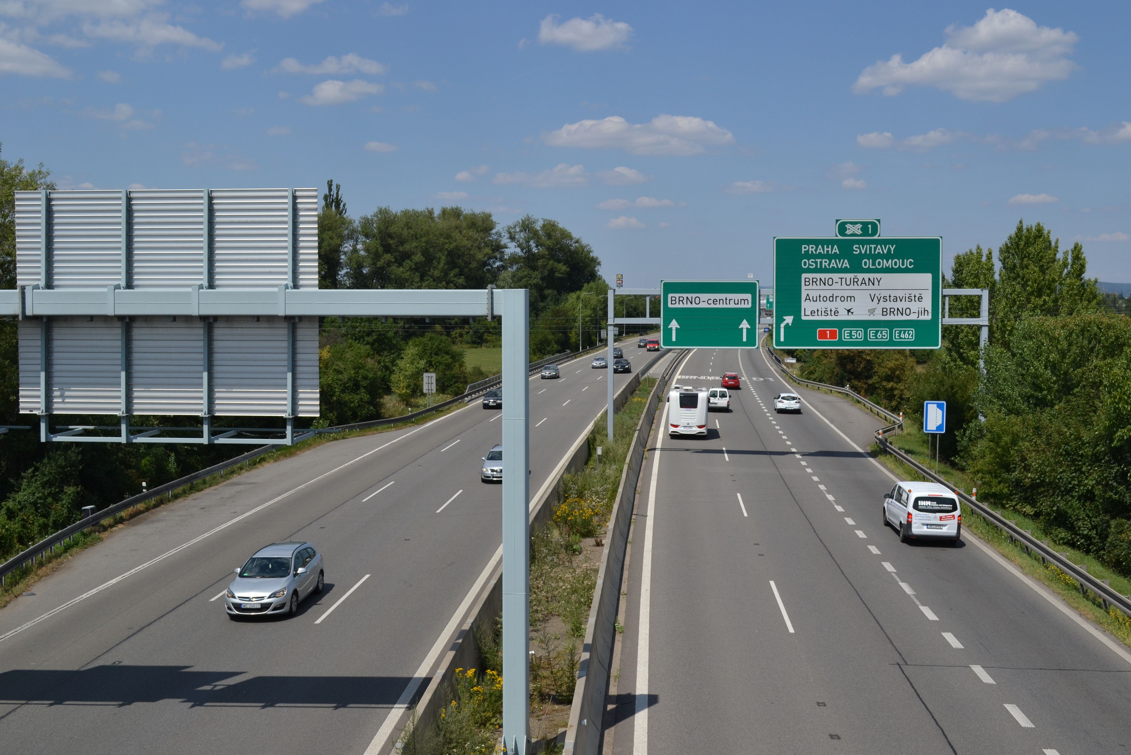 Dva chlapci přebíhali dálnici D2 u Brna.