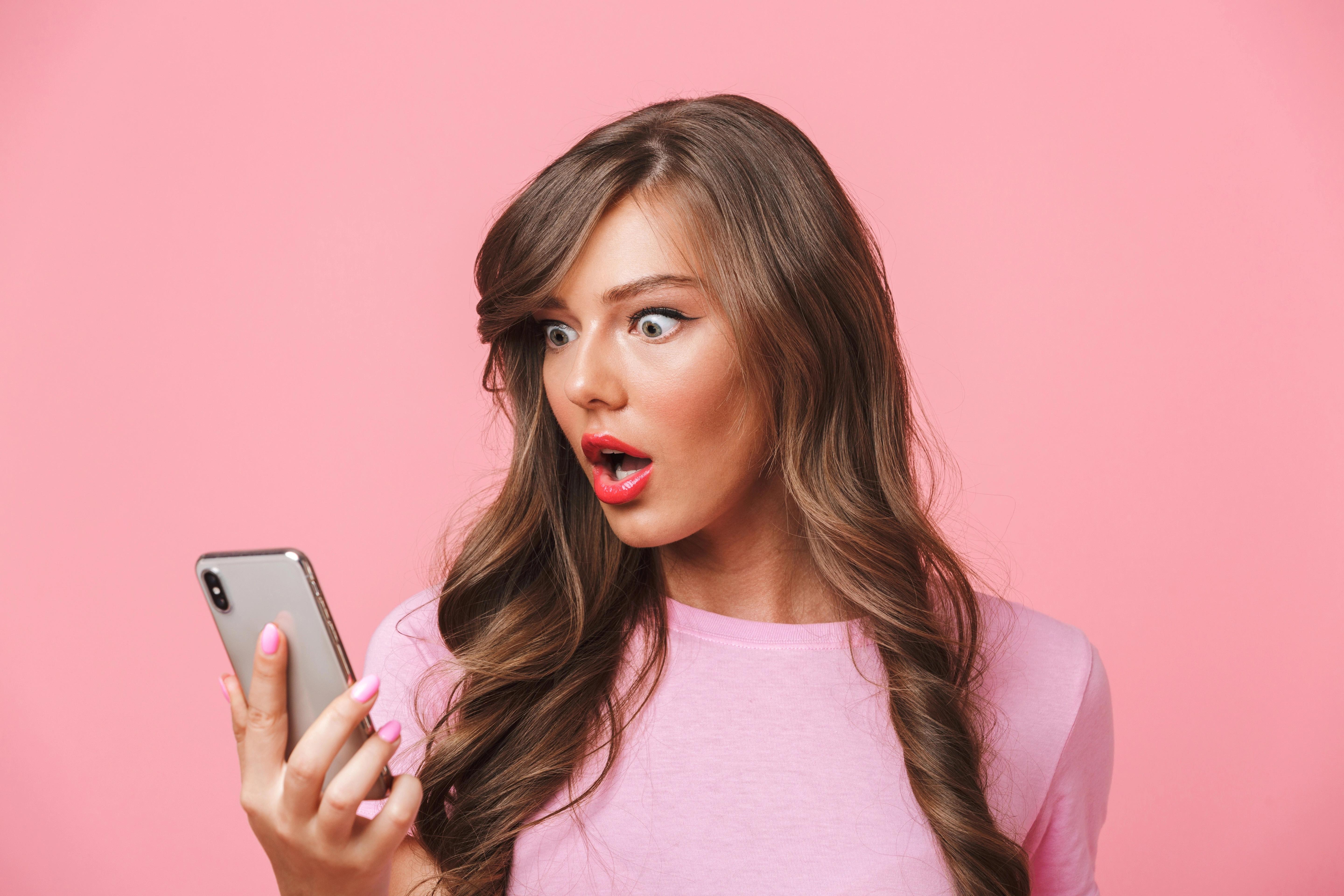 Známý operátor připravil pro své zákazníky velké překvapení. Dostanou umělou inteligenci zcela zdarma