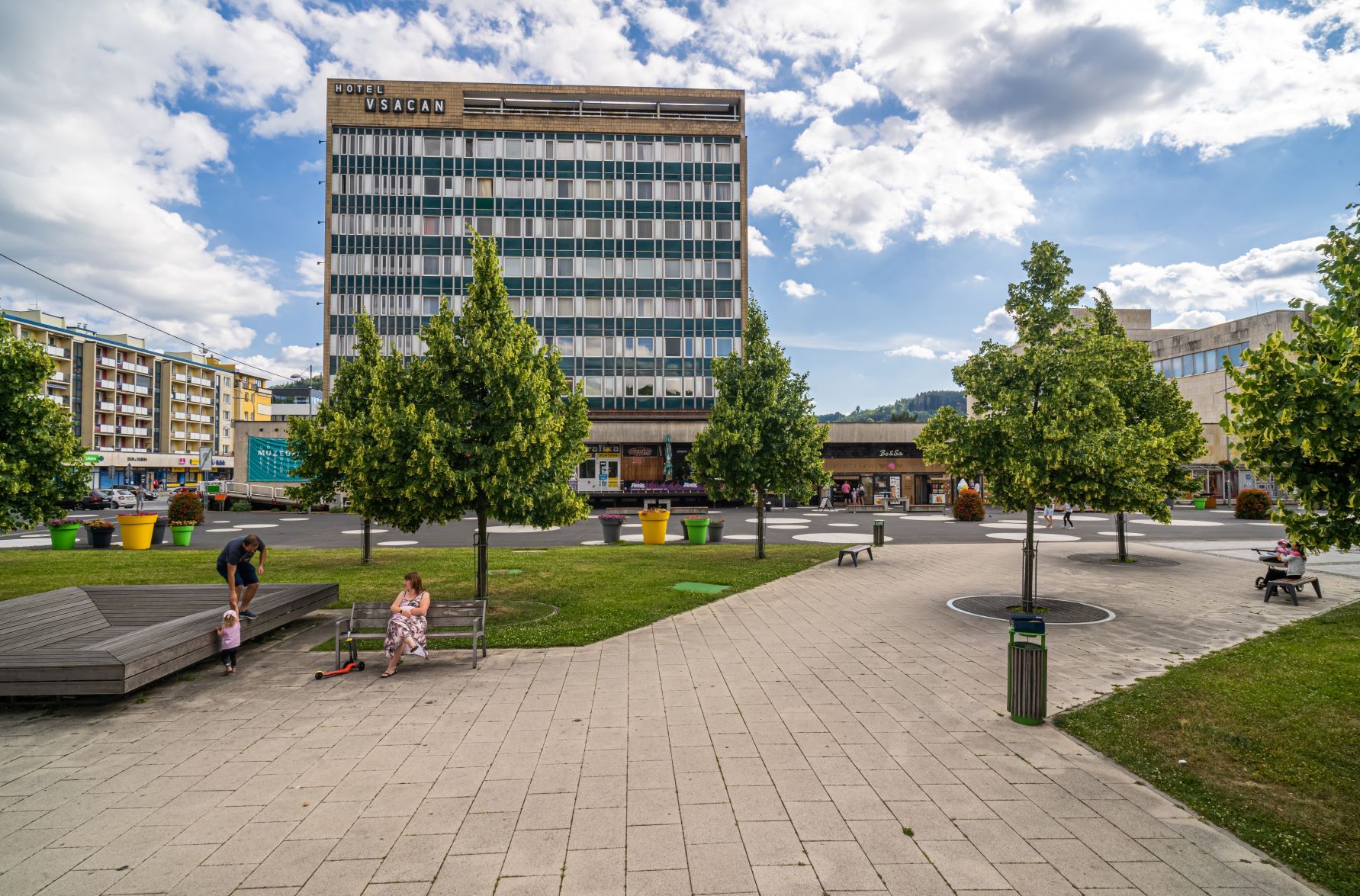 Vsetín se připravuje na tropické dny: Na náměstí vyrostou mlžné brány