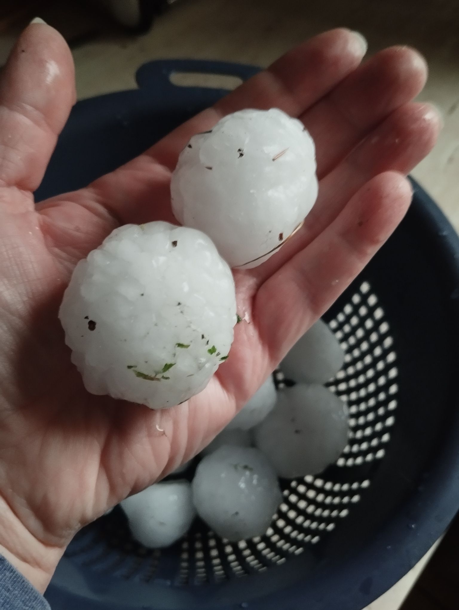 Kroupy způsobily škody na majetku.