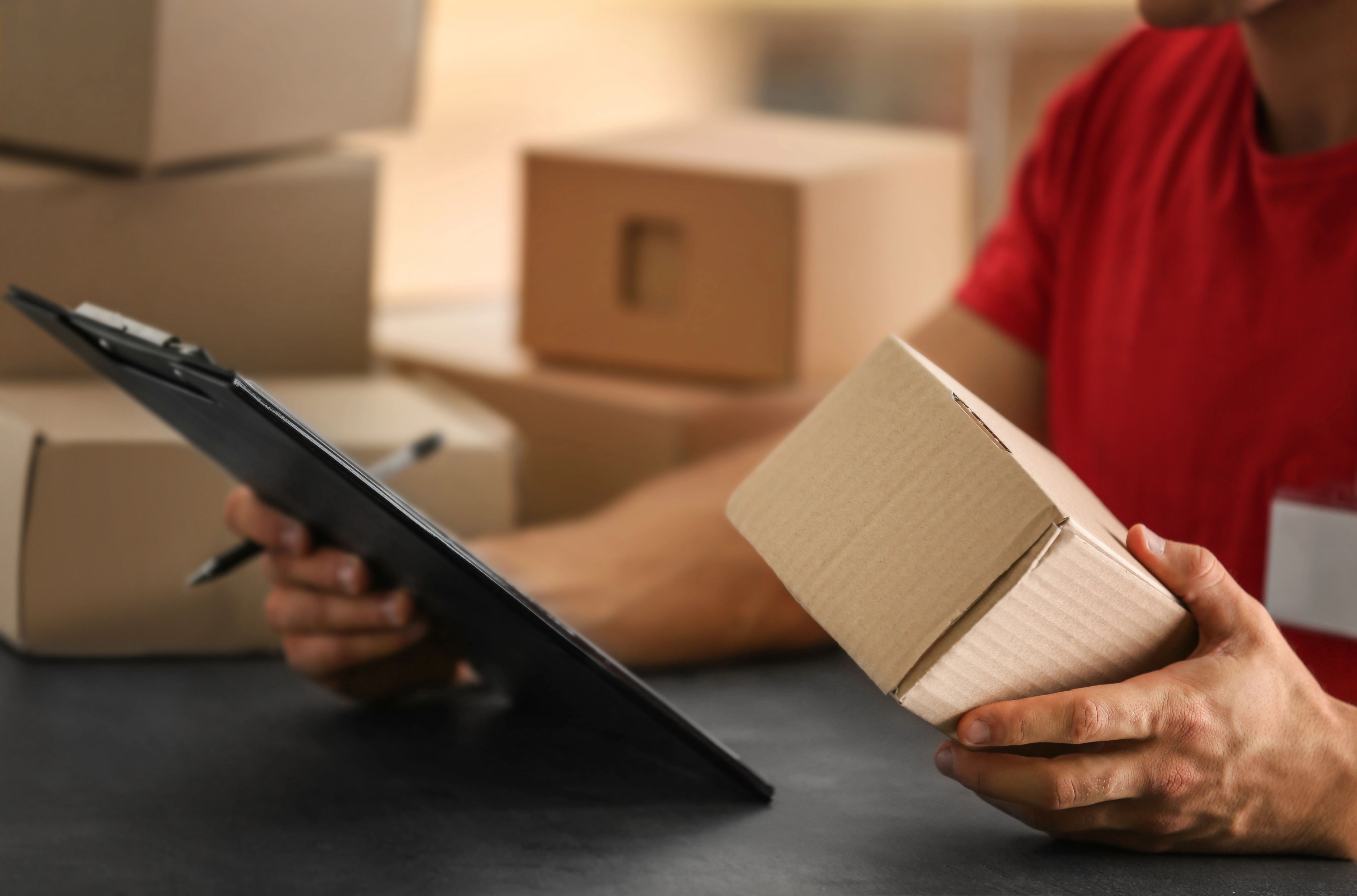 Lidé si mysleli, že někdo umřel. Když zjistili, co smrdí z boxu, zůstali v šoku.