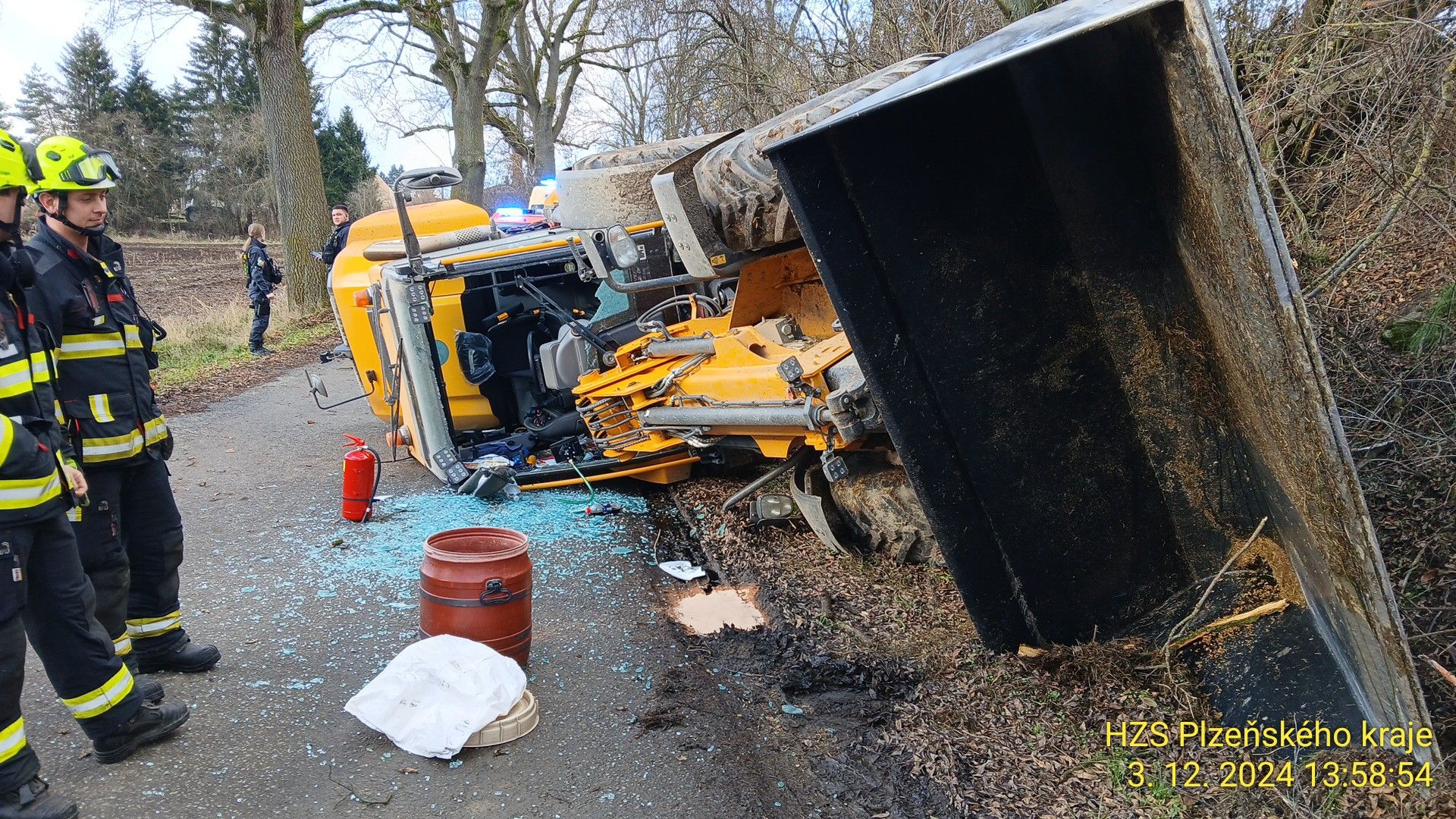 Řidič zemědělského vozu nezvládl řízení a skončil na boku
