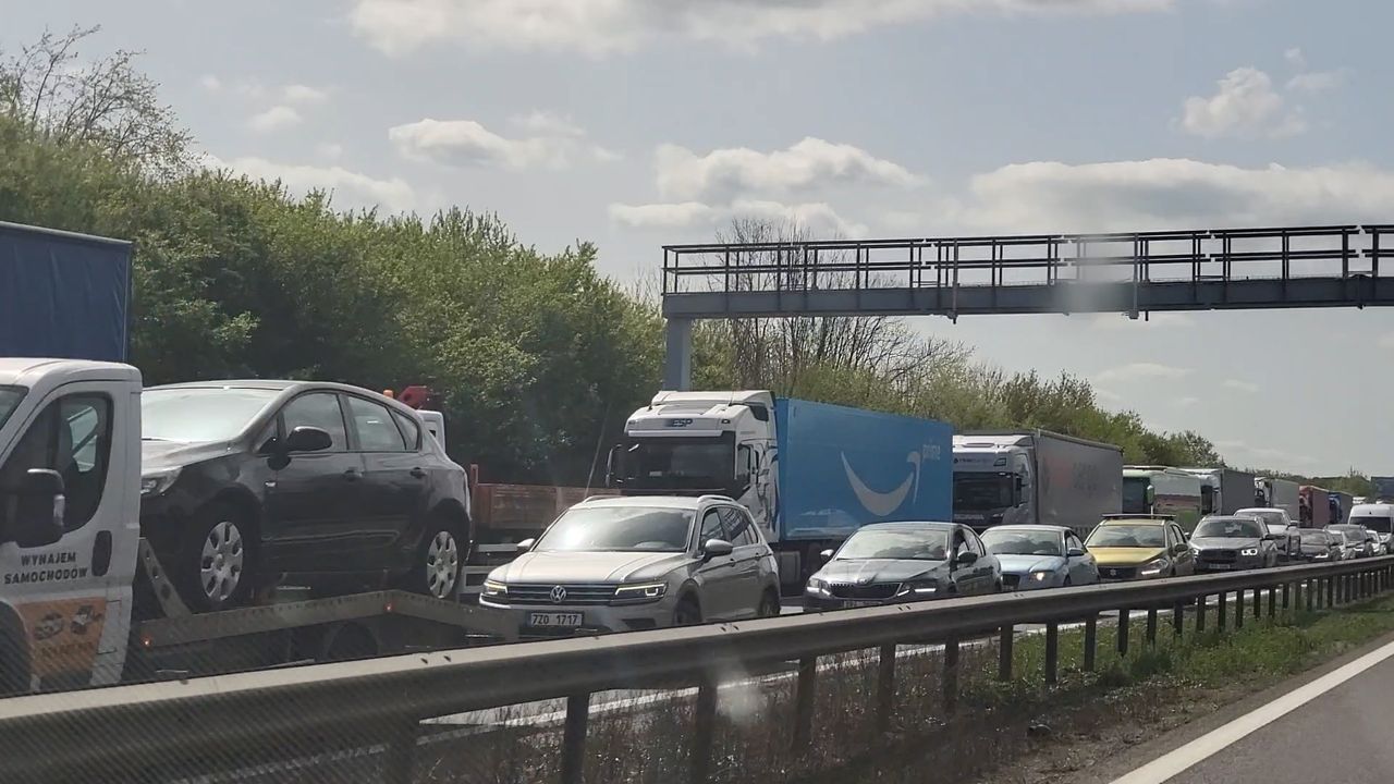 Dopravní peklo na dálnici D5 a D8. Tvoří se hodinové kolony, řidiči začali panikařit