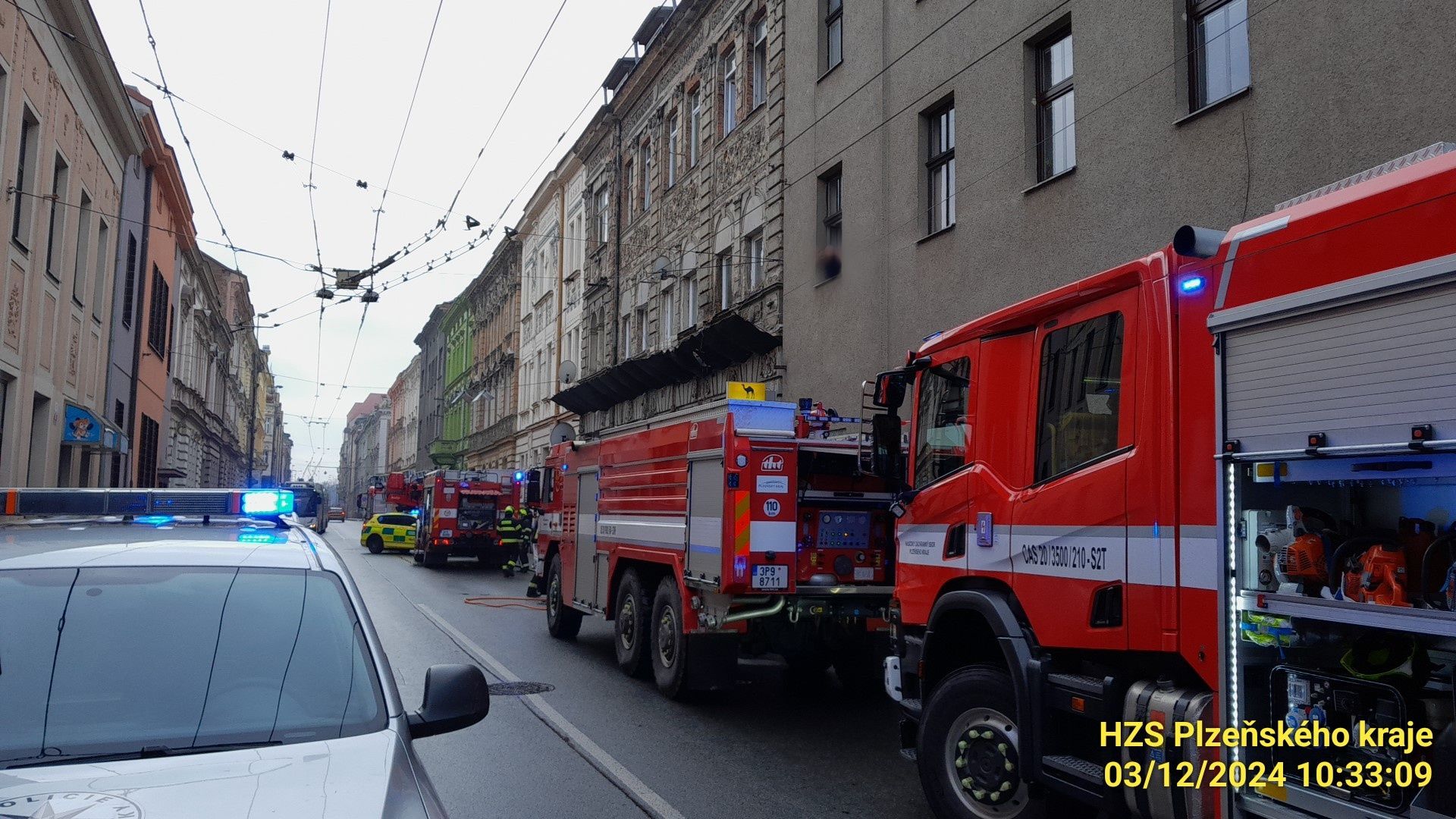 V Koperníkově ulici v Plzni hořel byt. Tři osoby skončili v nemocnici