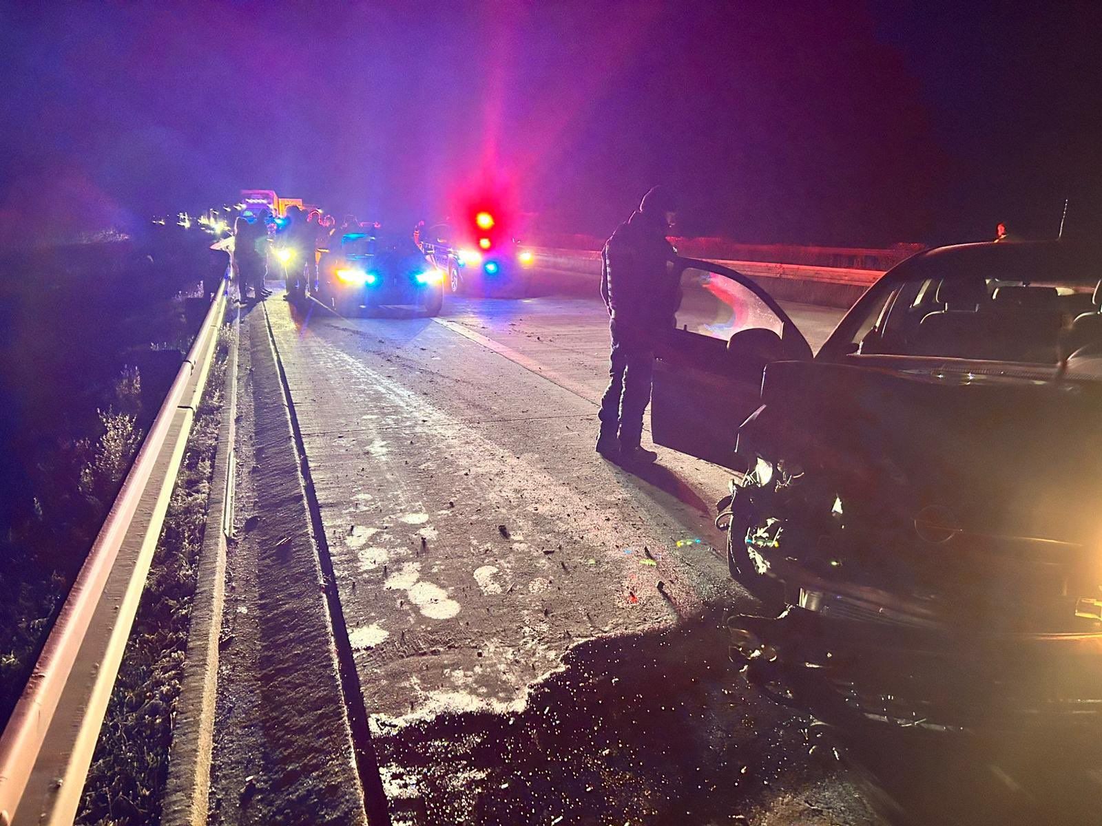 Dálnice D5 je uzavřena. Zběsilý řidič naboural do policejního vozu