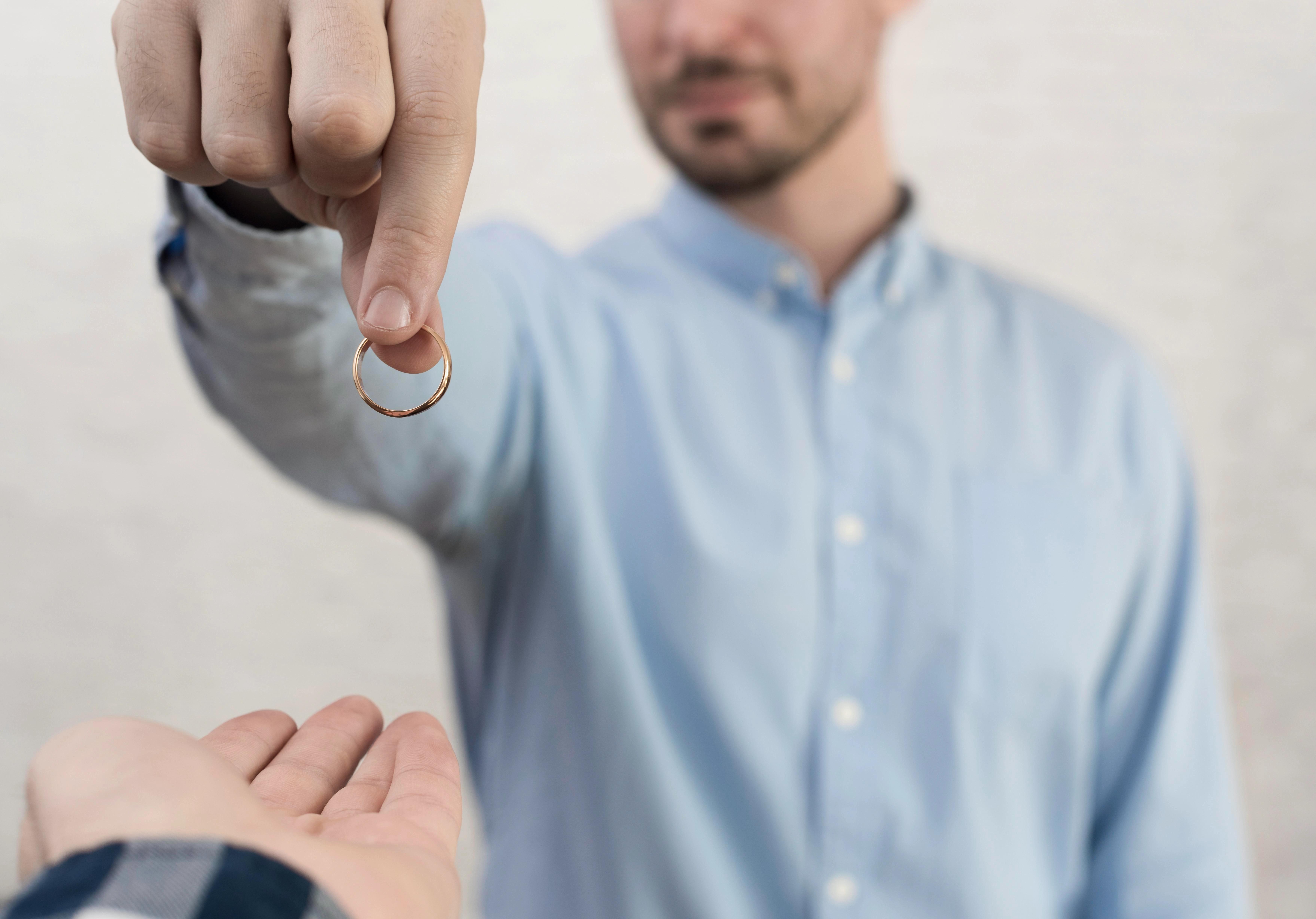 Manžel přestal nosit snubní prsten a začal se vymlouvat.