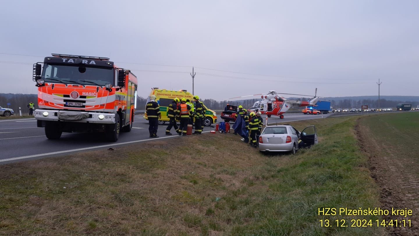 Na místě nehody zasahuje i vrtulník letecké záchranné služby.