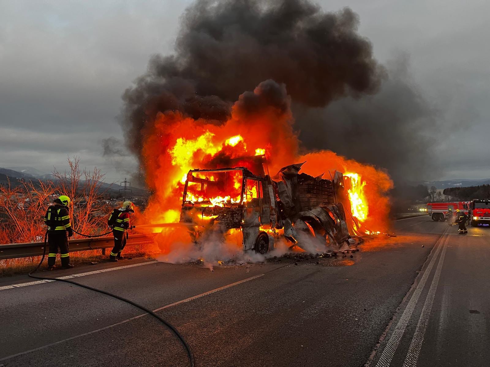 Další požár kamionu. Silnice u Jablunkova je uzavřena