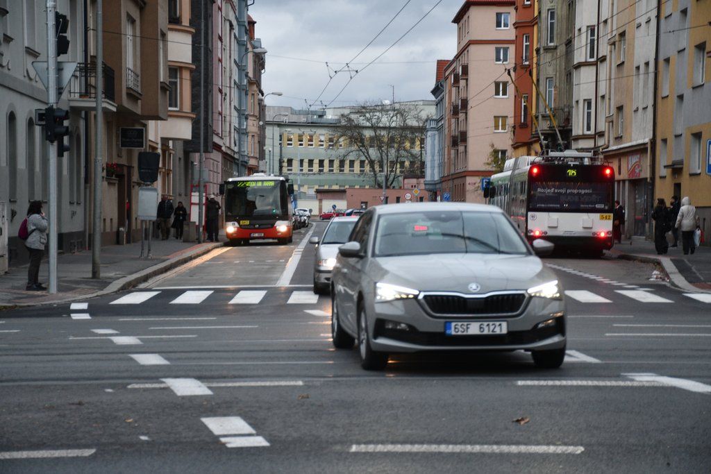 Plzeňáci, zbystřete. V Dobrovského ulici má přednost v jízdě MHD