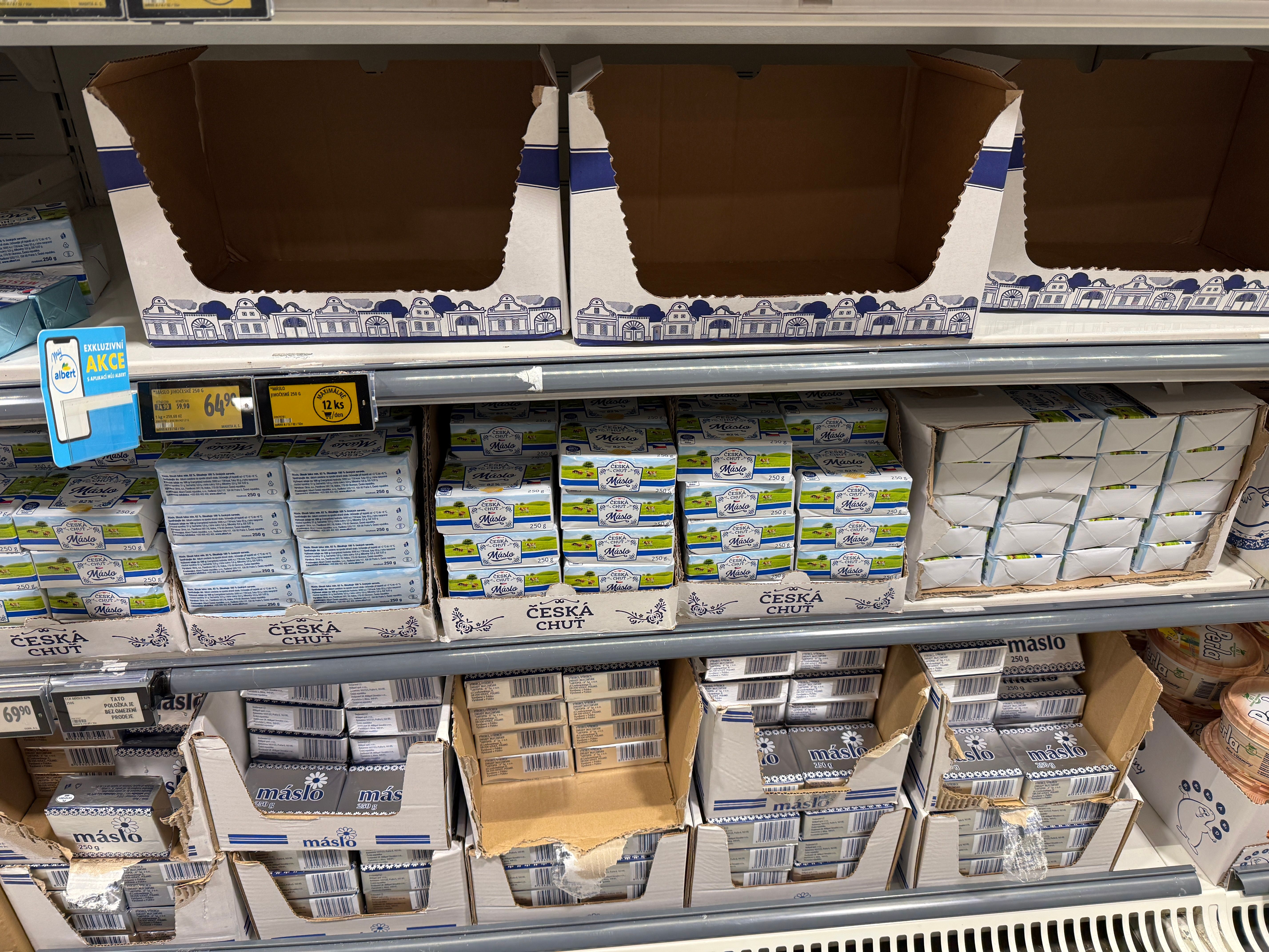 Ceny másla jdou nahoru, i tak jsou prázdné regály.