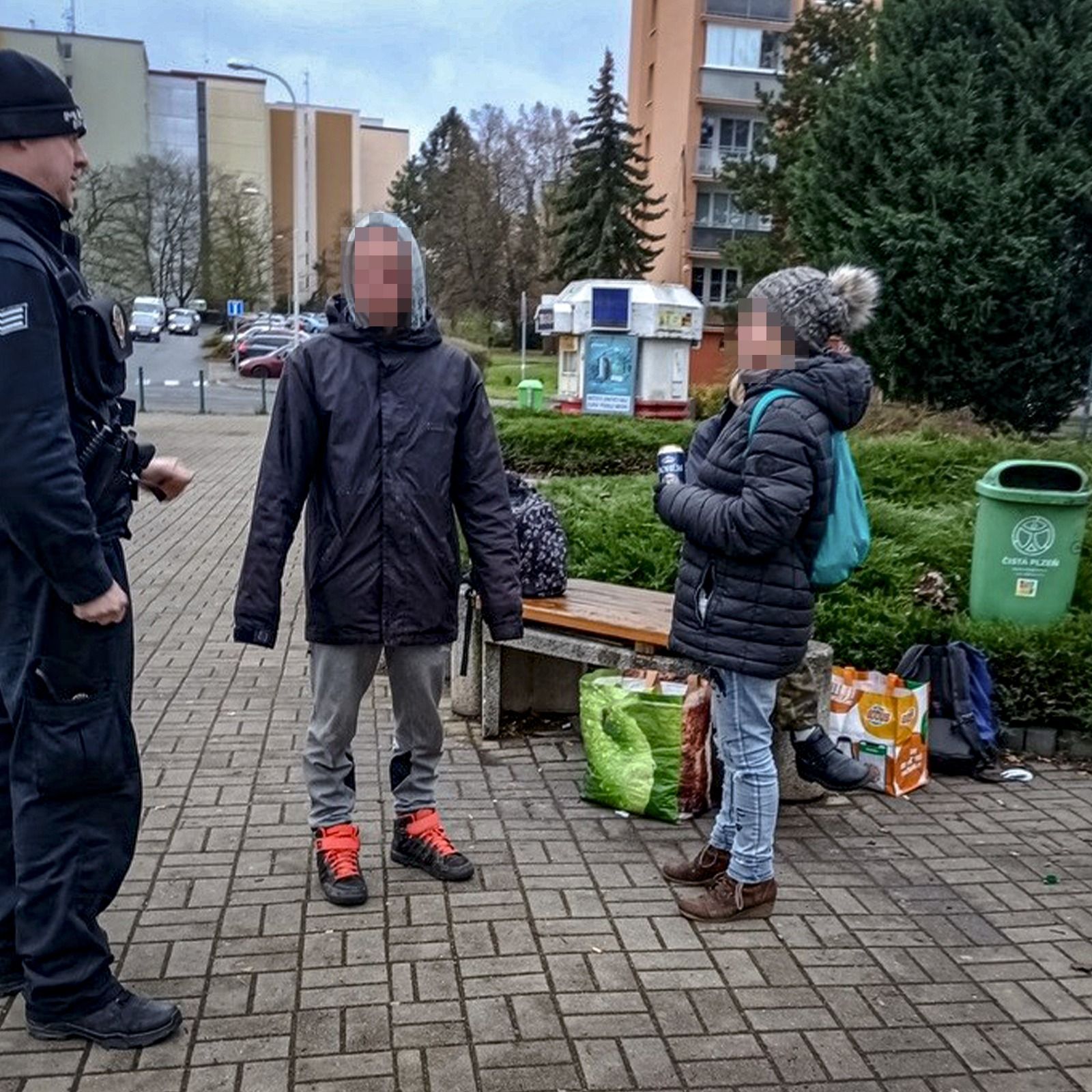 Strážníci zadrželi hned dva hledané muže.