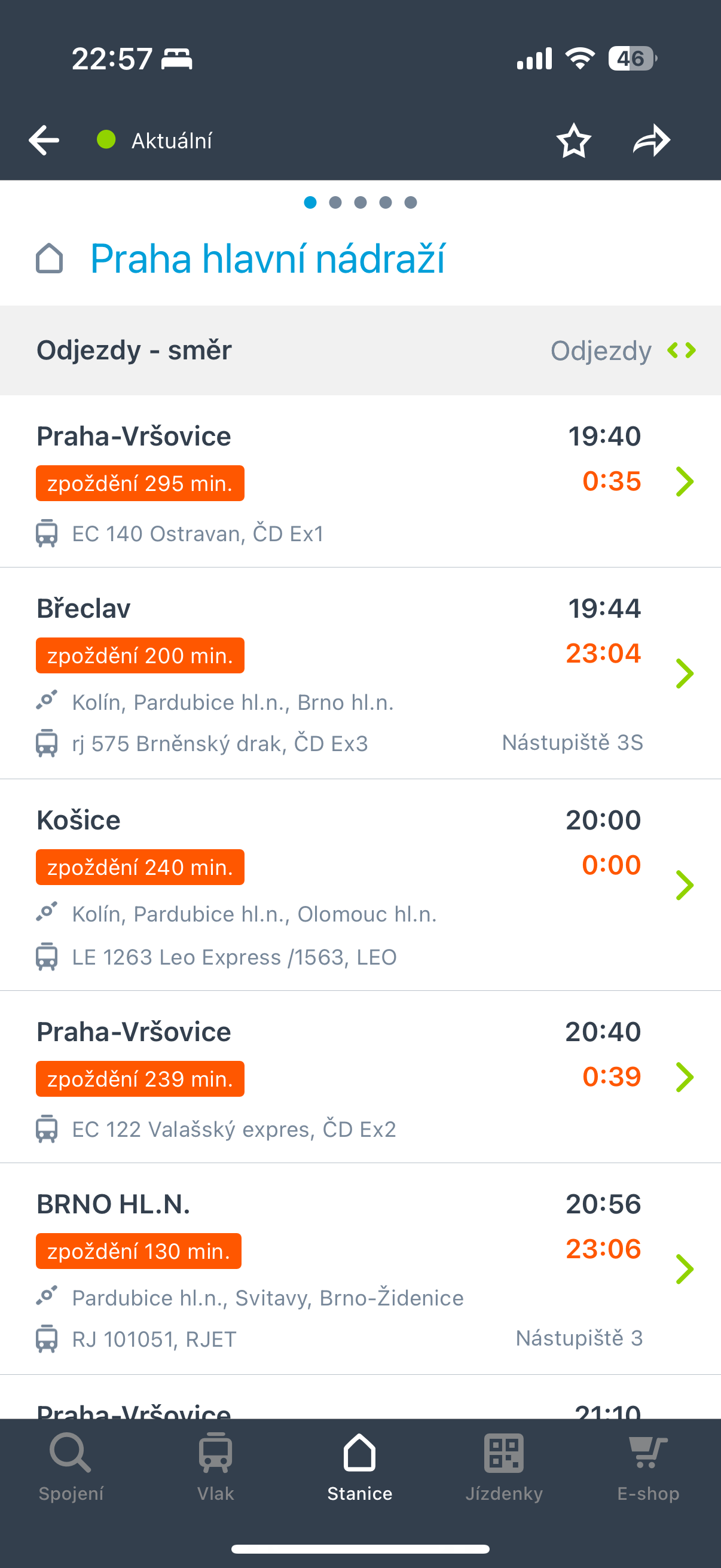 Vlaky nabírají hodinová zpoždění.