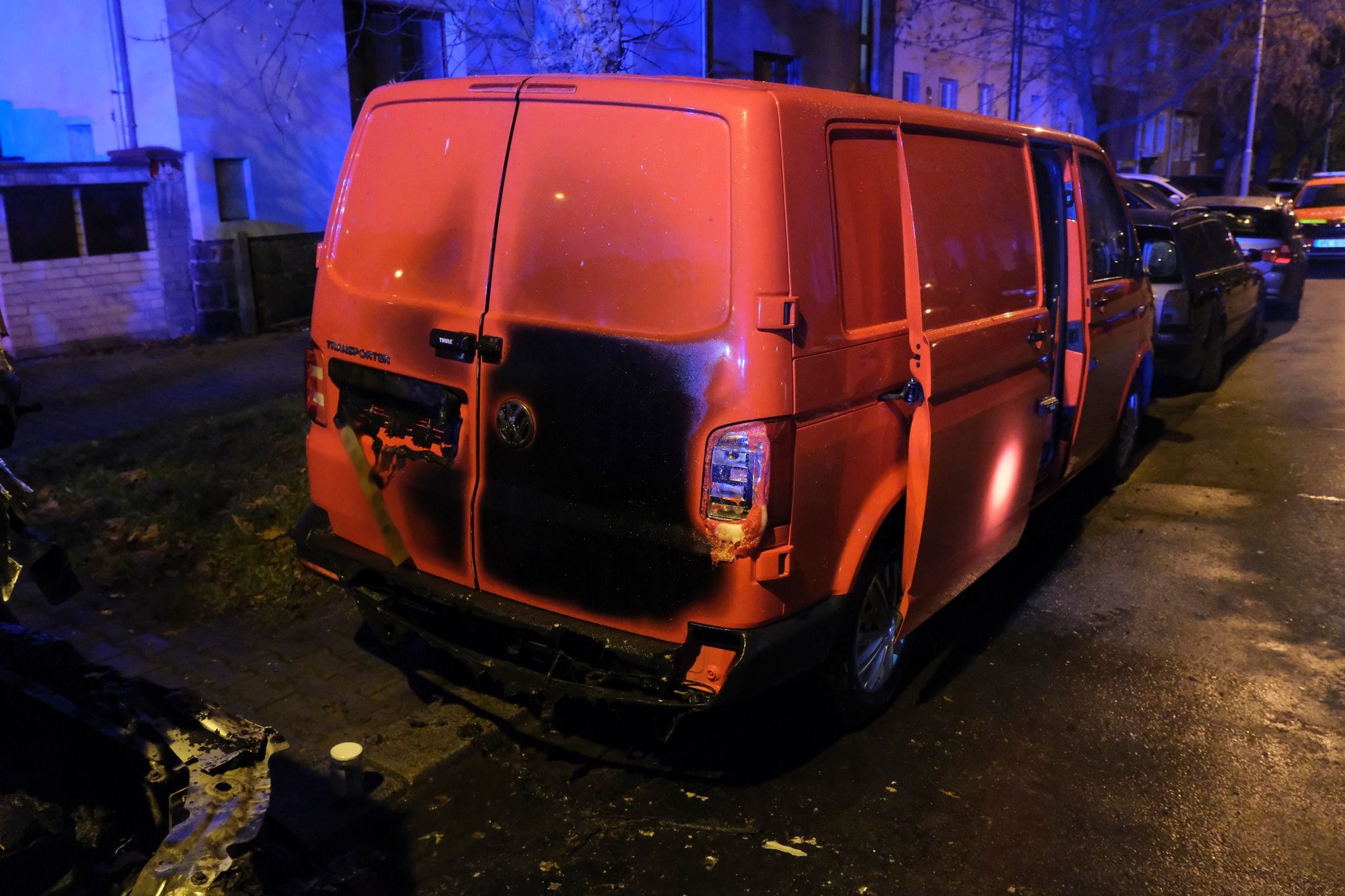 Poškodil i okolní vozidla.