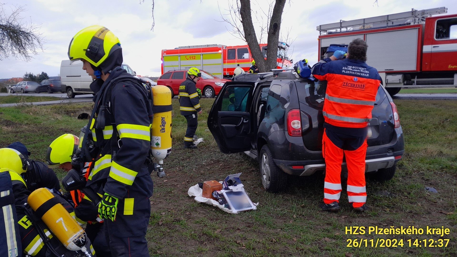 U Vochova u Plzně hořelo auto: Řidič sjel do stromu, dva lidé skončili v nemocnici