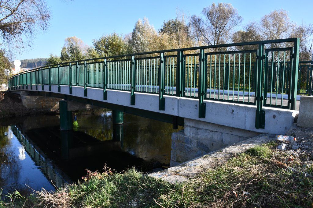 Most v Radčicích je po rekonstrukci opět průjezdný. Unese až 20 tun, mohou přes něj i zemědělci