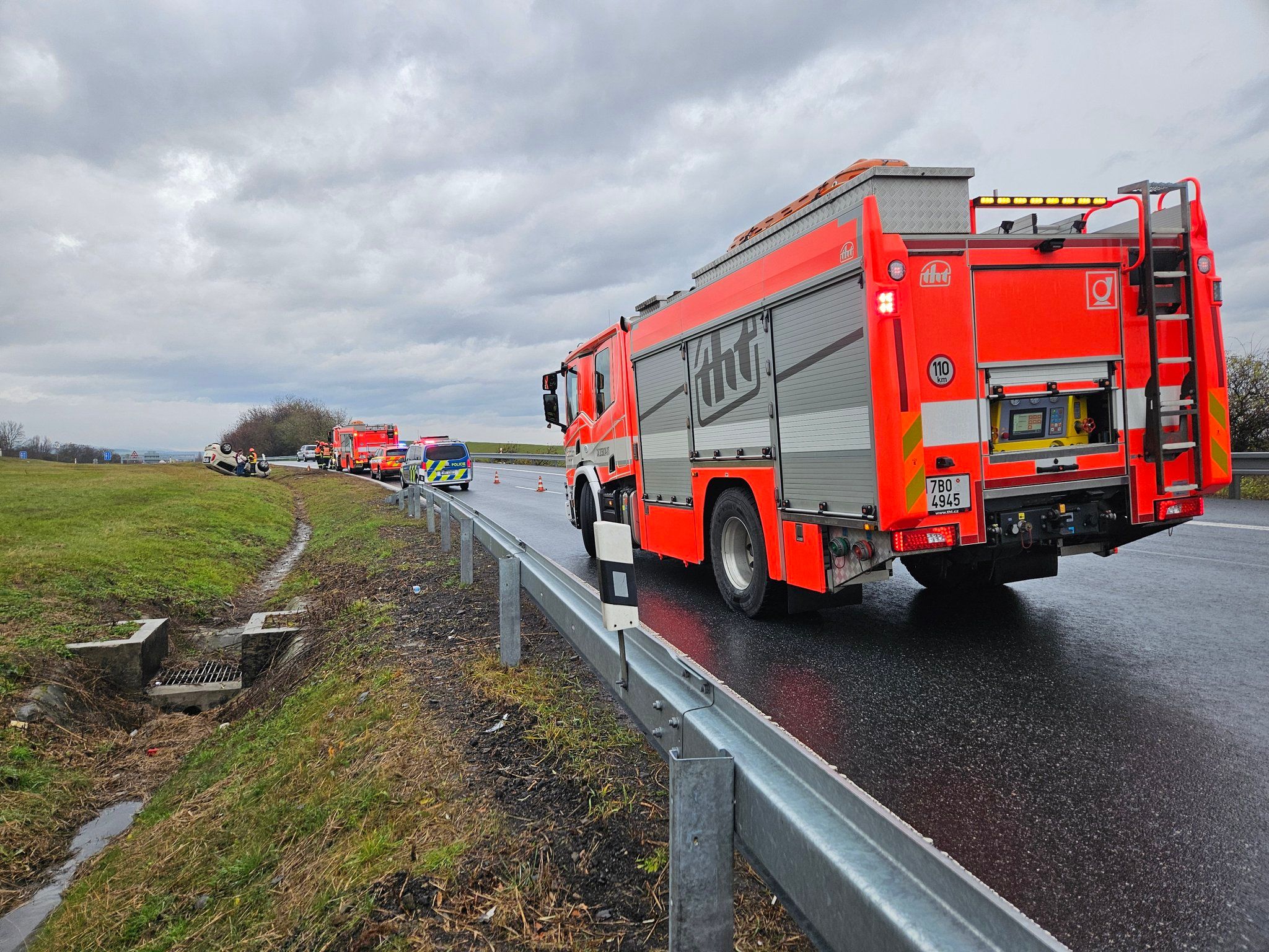 Nehoda dvou kamionů blokuje tah na Znojmo. Jeden člověk skončil v nemocnici