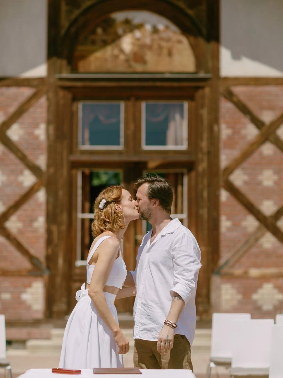 První snímky z velkého dne: Barbora Mudrová řekla „ano“, tohle fanoušci nečekali