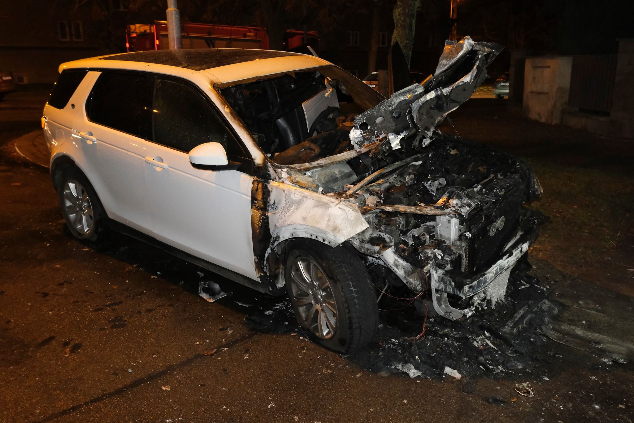 V noci hořelo auto na Slovanech, žár poškodil i dodávku. Škoda je 700 tisíc