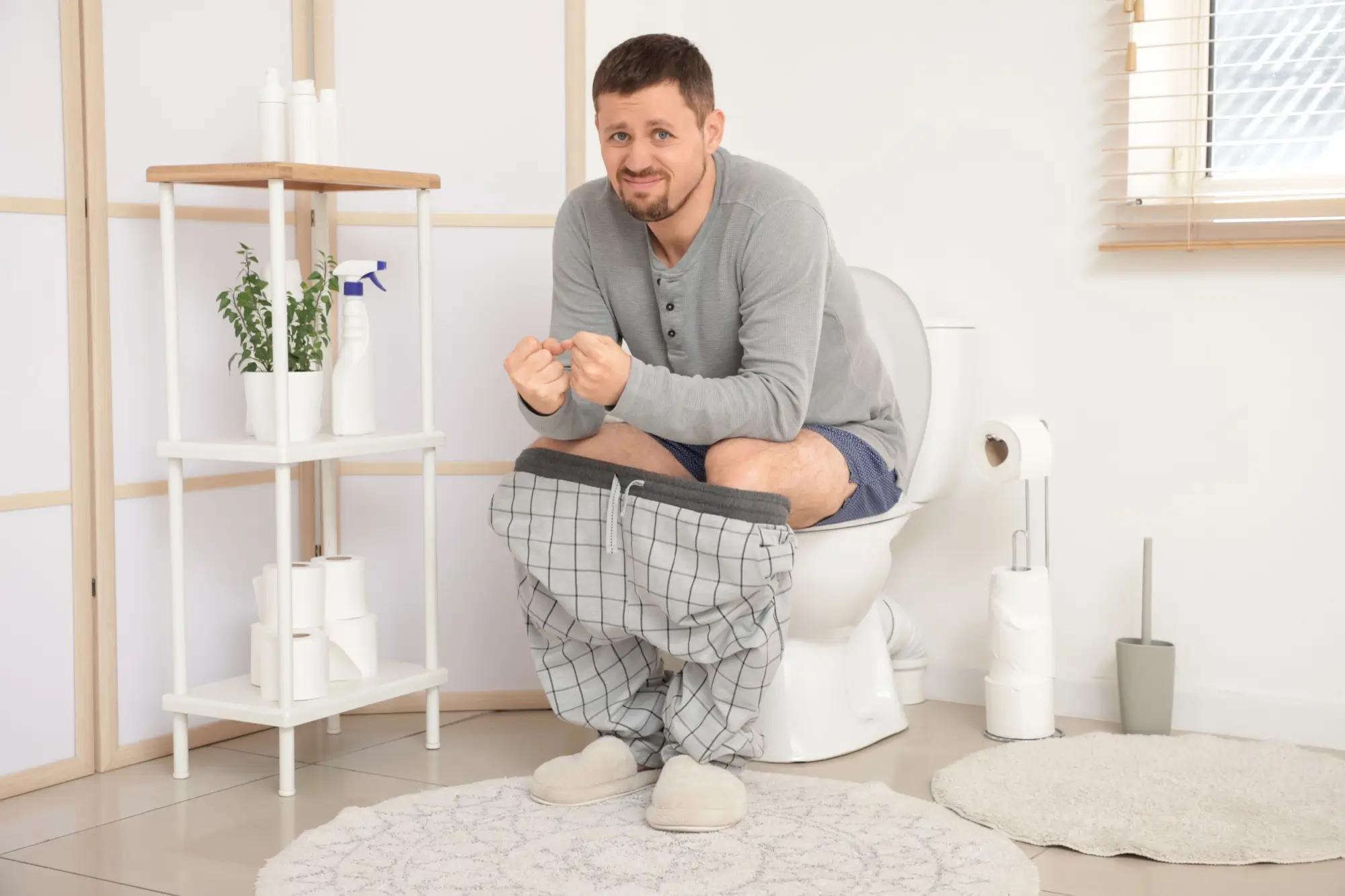 Stačí si k běžné toaletě pořídit malou stoličku, na kterou položíte nohy. 