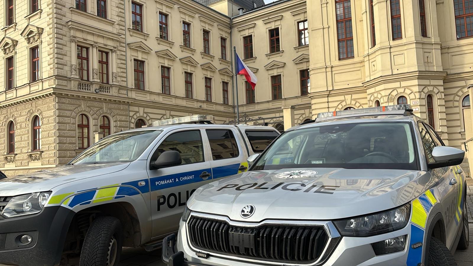 Poplach u Okresního soudu v Plzni. Na místě byla nahlášena bomba.