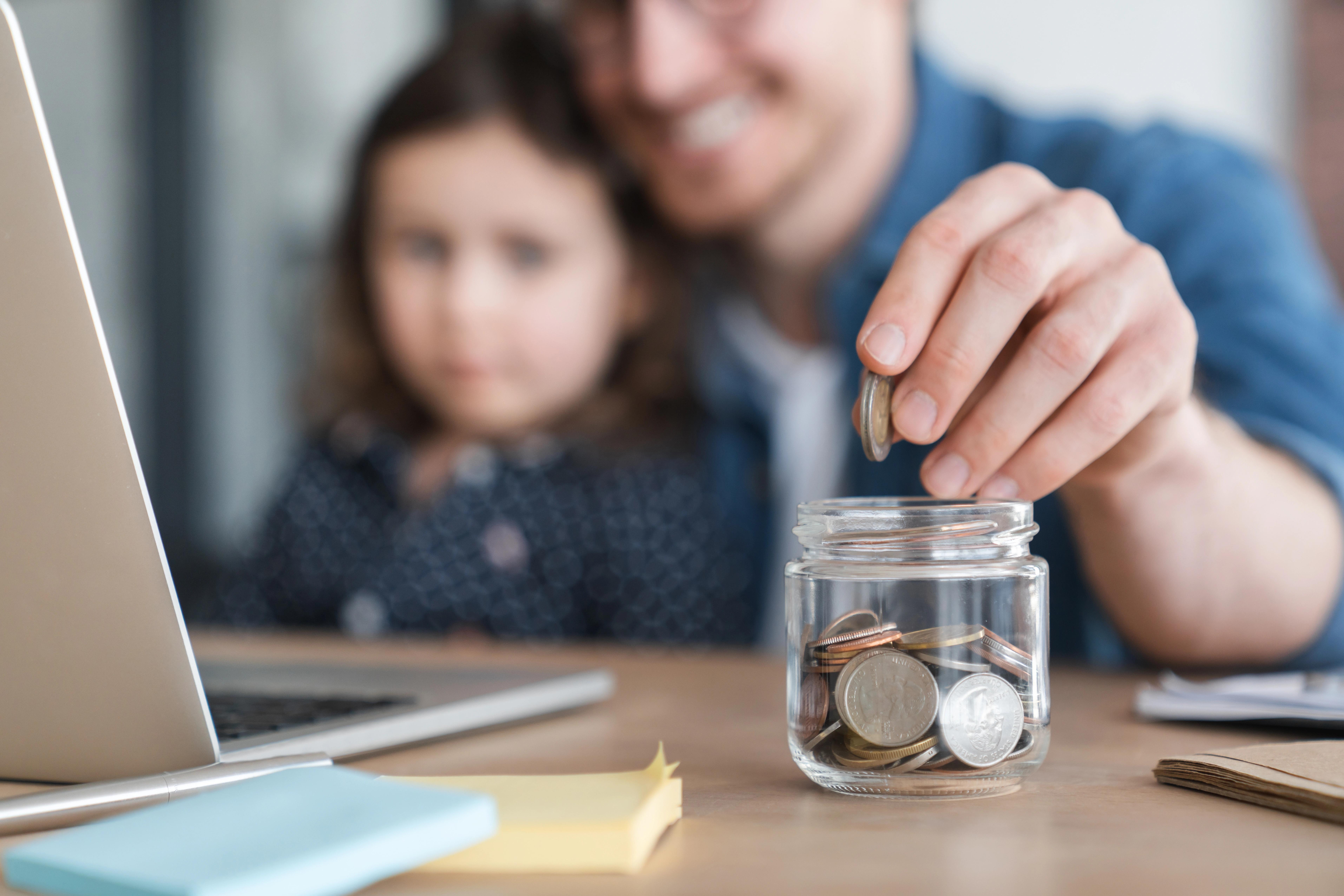 Věk, kdy má dítě dostat své první peníze. Češi to dělají jinak a špatně.