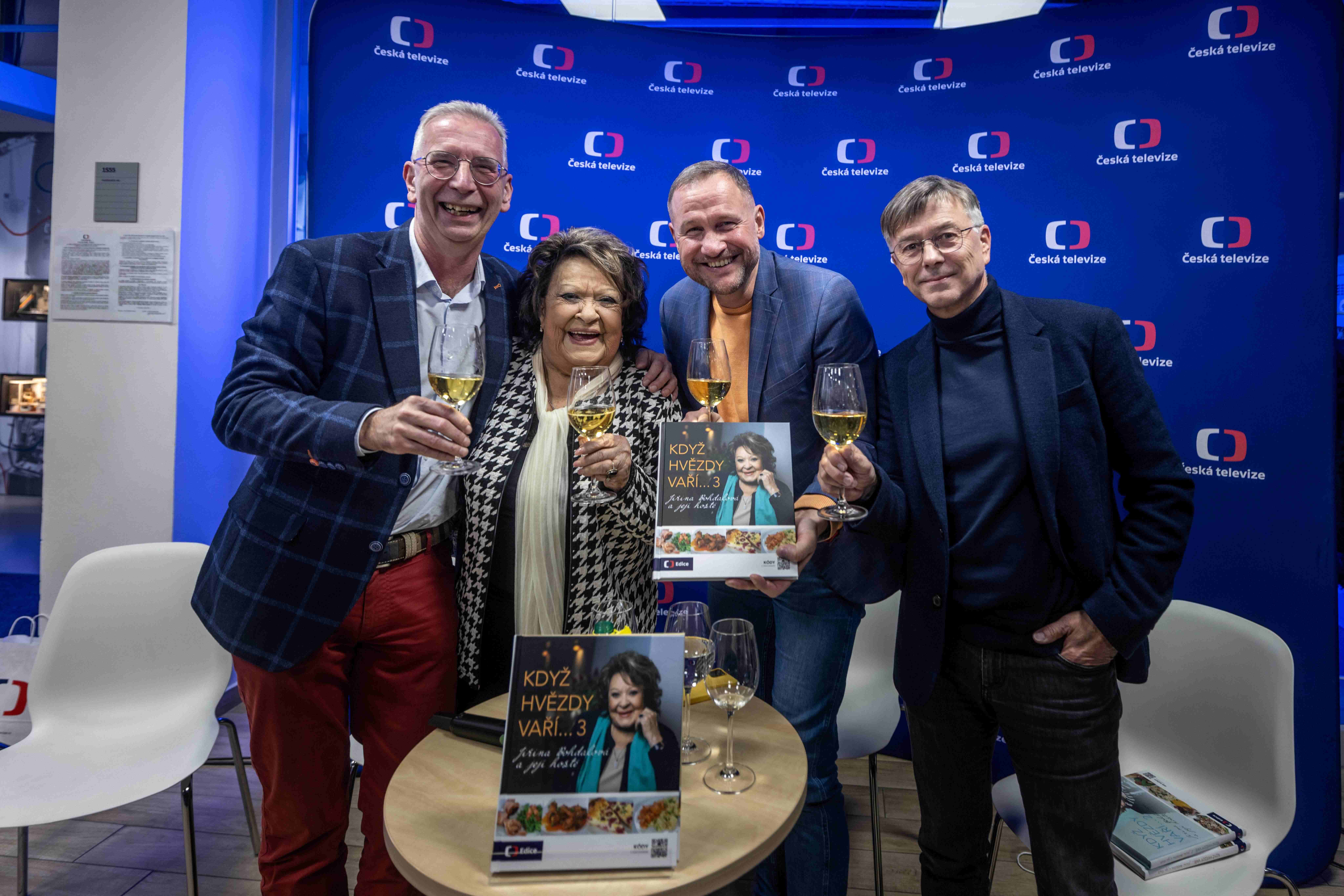 „Bába má knihu, to je zábava,“ řekla Jiřina Bohdalová a pokřtila svou knihu