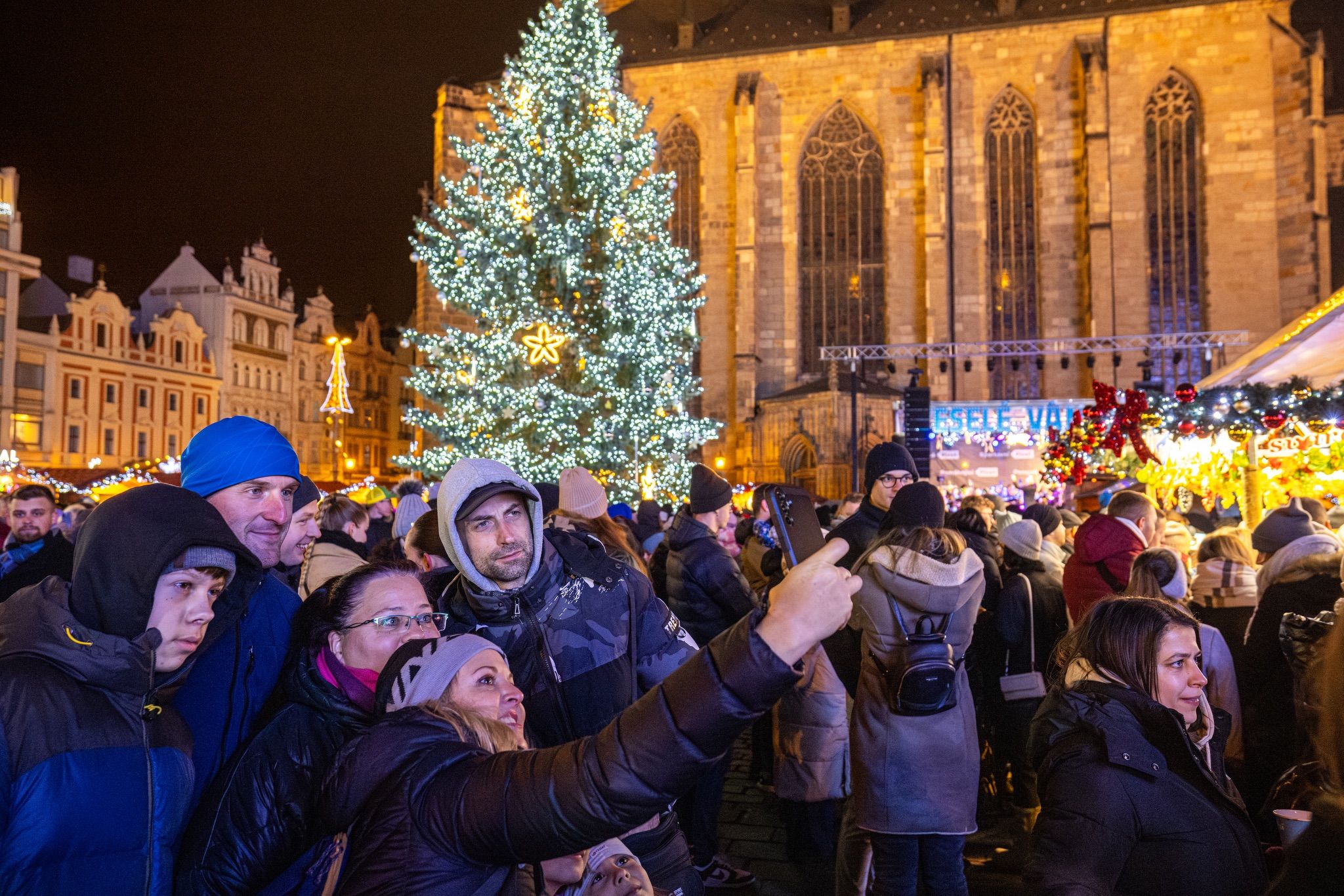 Náměstí rozzářil vánoční strom.