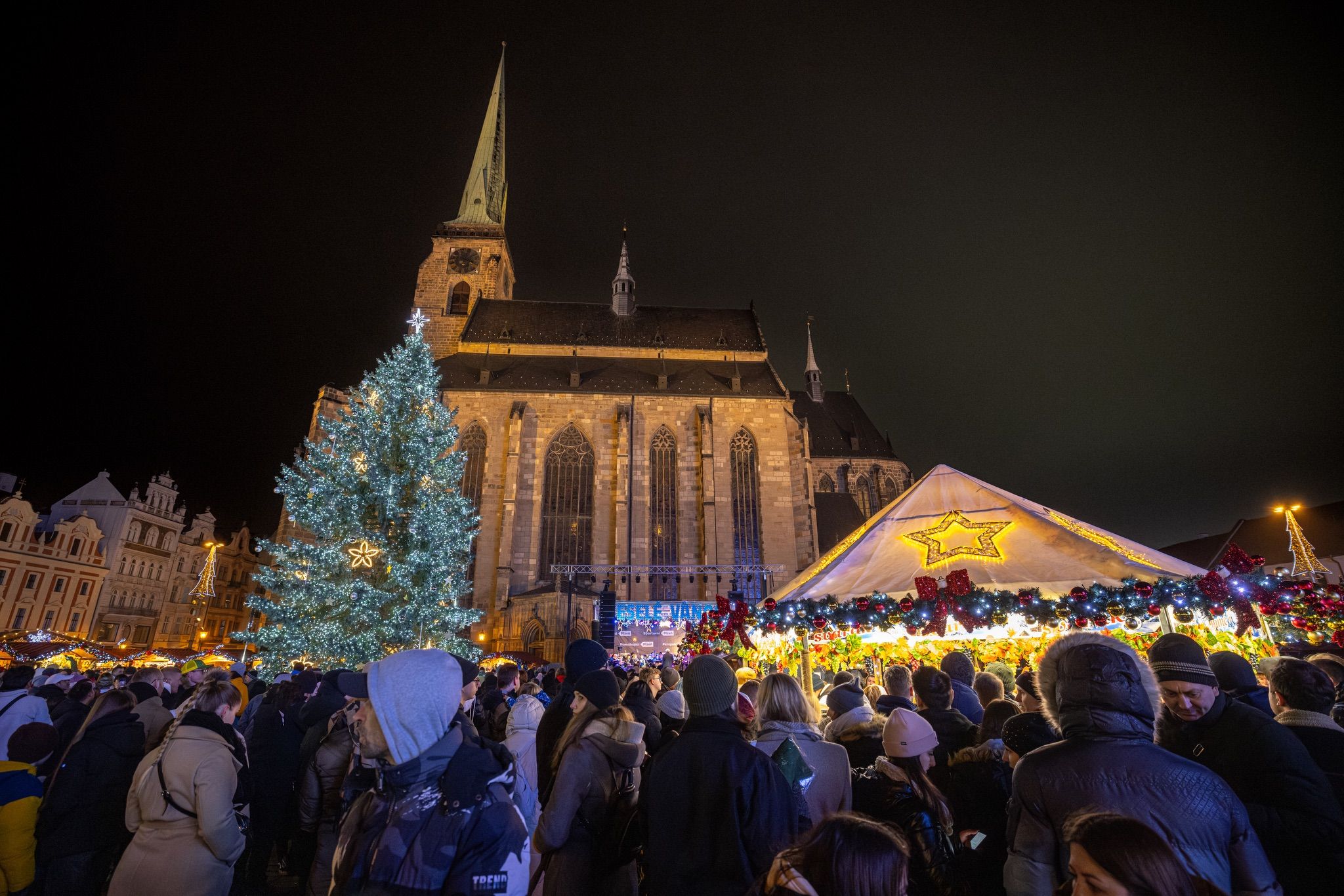 Plzeňské náměstí rozzářil vánoční strom, přihlížely tisíce lidí - FOTKY