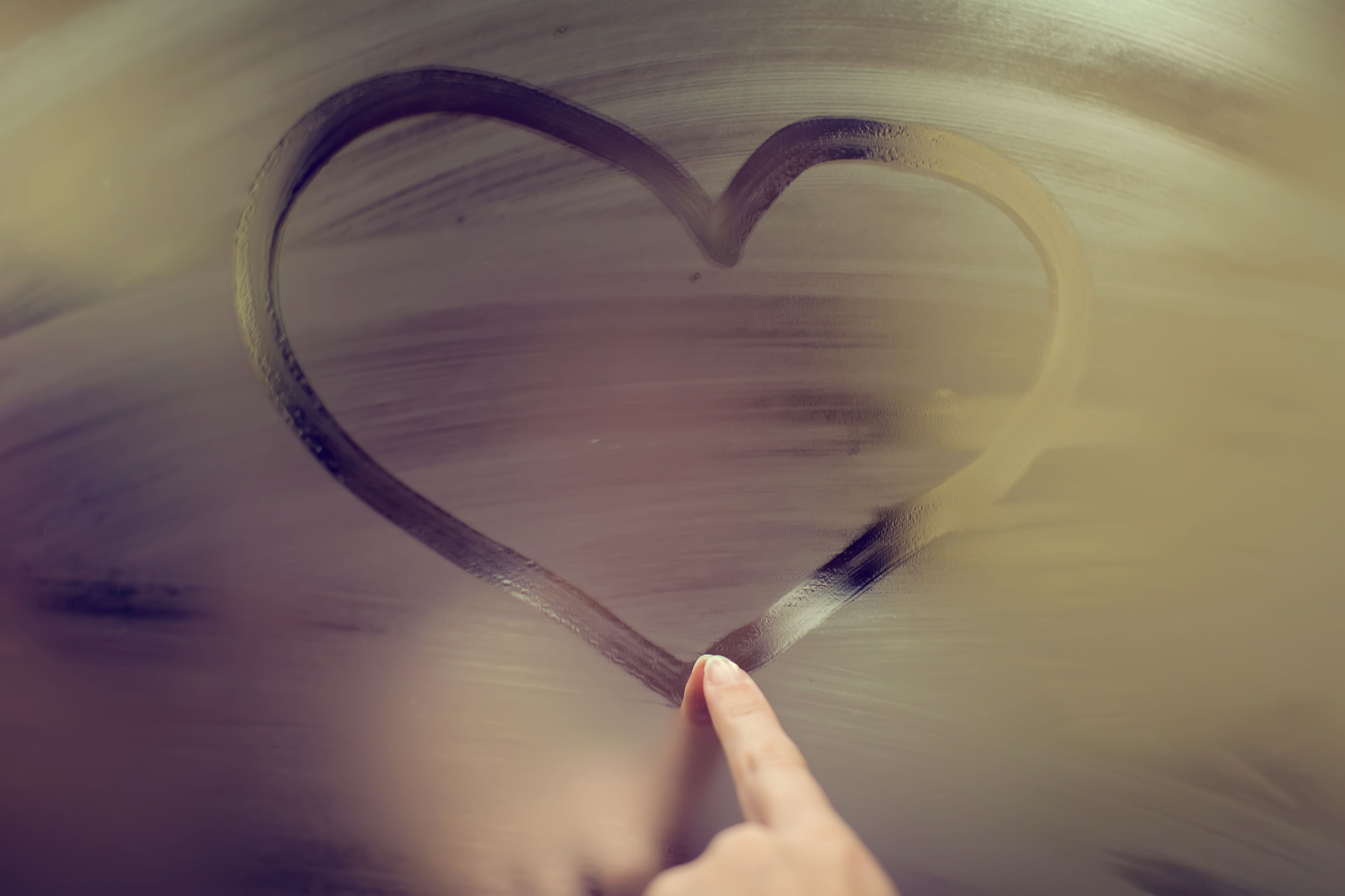 Zapomeňte na drahé spreje. Tohle uděláte doma za minutu a zrcadlo zůstane čisté.