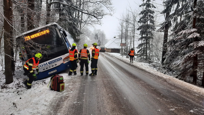 Vážná dopravní nehoda. Na Vysočině havaroval autobus a sjel do příkopu
