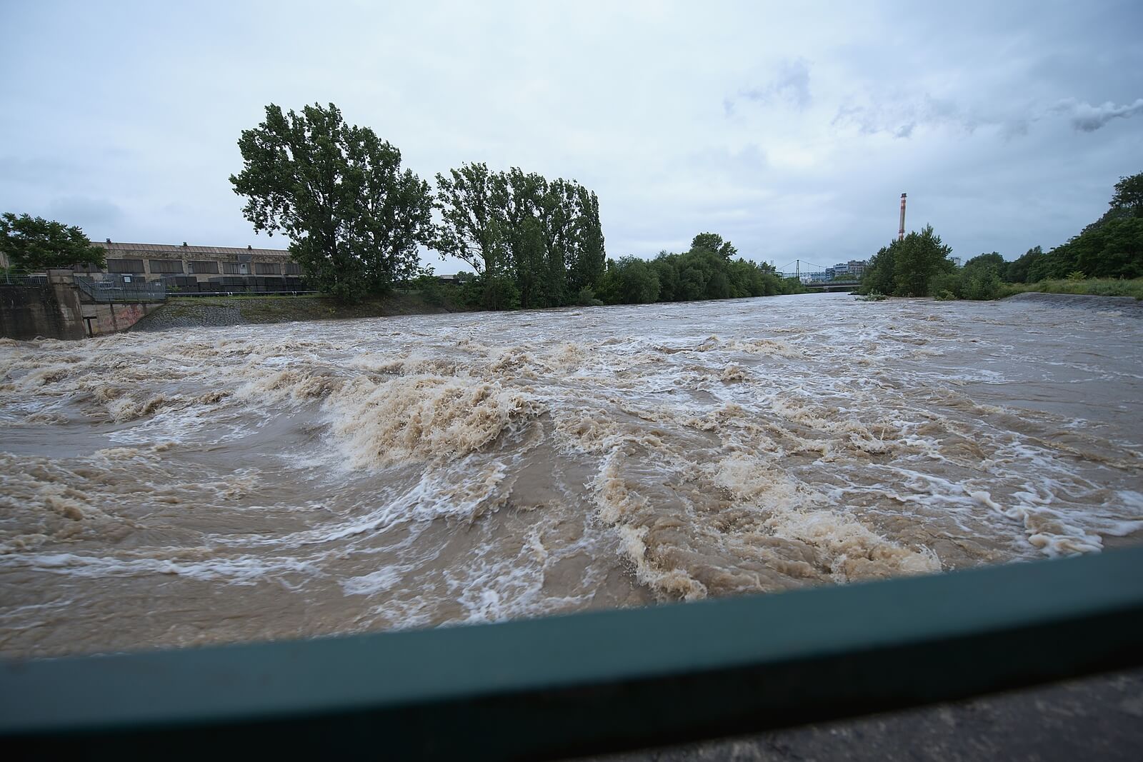 Kajakáři vyrazili na rozvodněnou řeku Chrudimku. Je to nezodpovědné, míní hasiči
