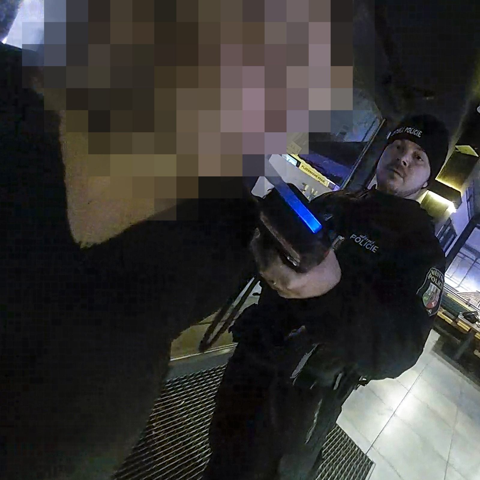 Drama v centru Plzně: Opilé ženy skončily na zemi, jedna zaútočila na strážníka