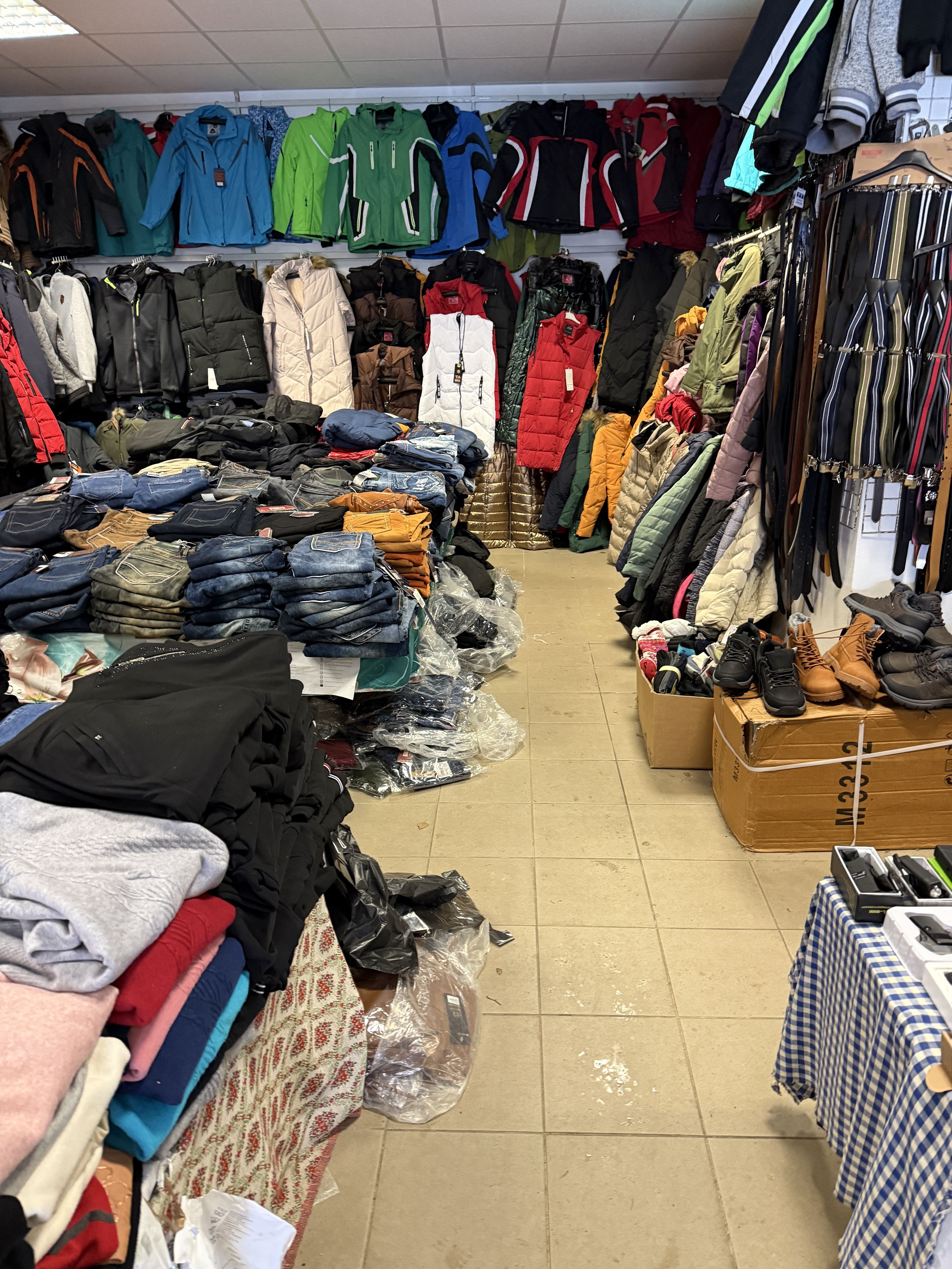 Nepořádek v prodejně, který šokuje.