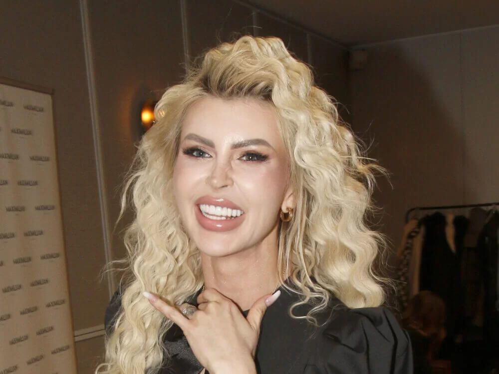 Manželka Karlose Vémoly Lela skončila v nemocnici. Musí na operaci.