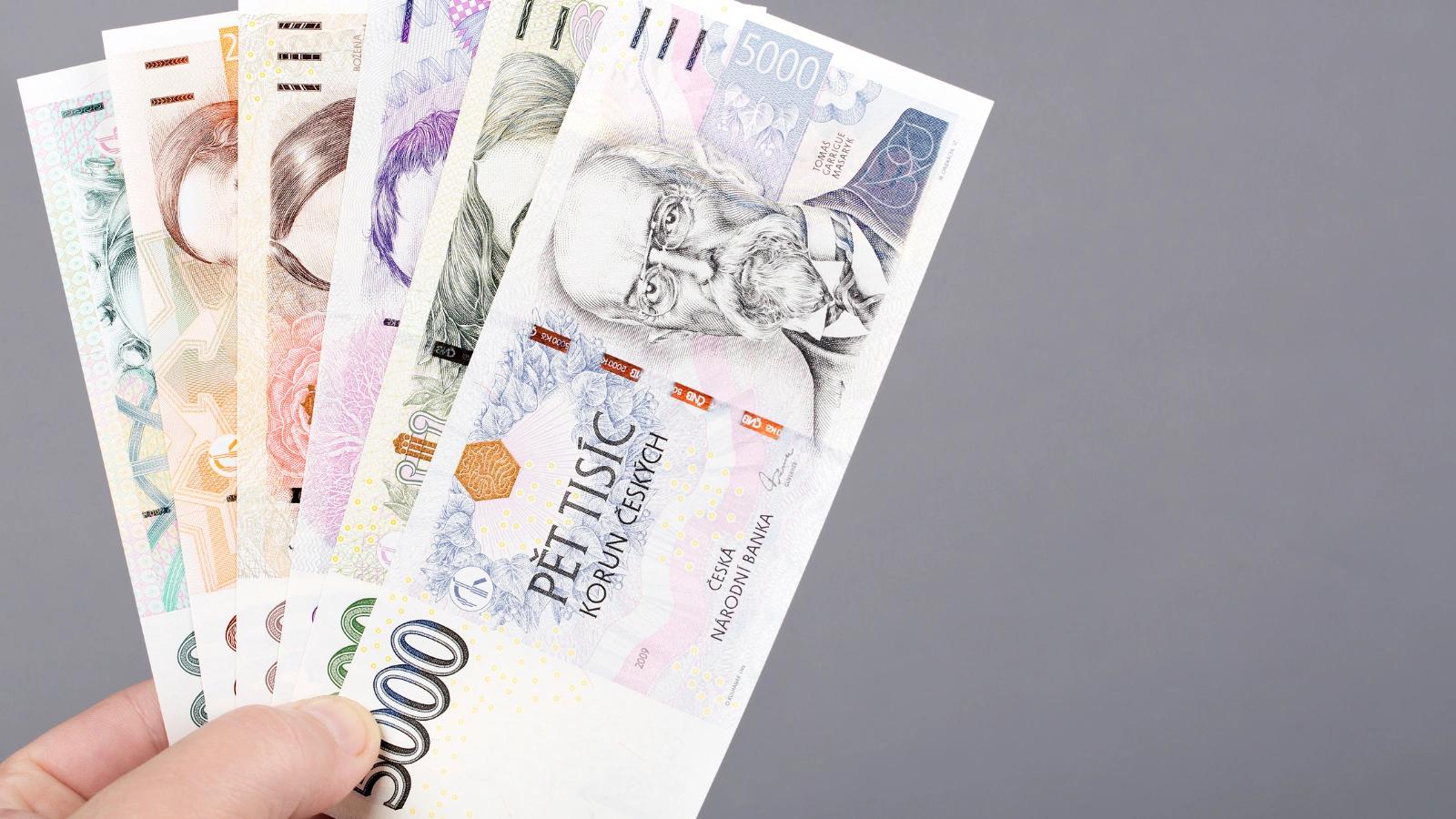 Analytici mění předpovědi: Česká koruna letos posiluje, ale skutečné překvapení může teprve přijít